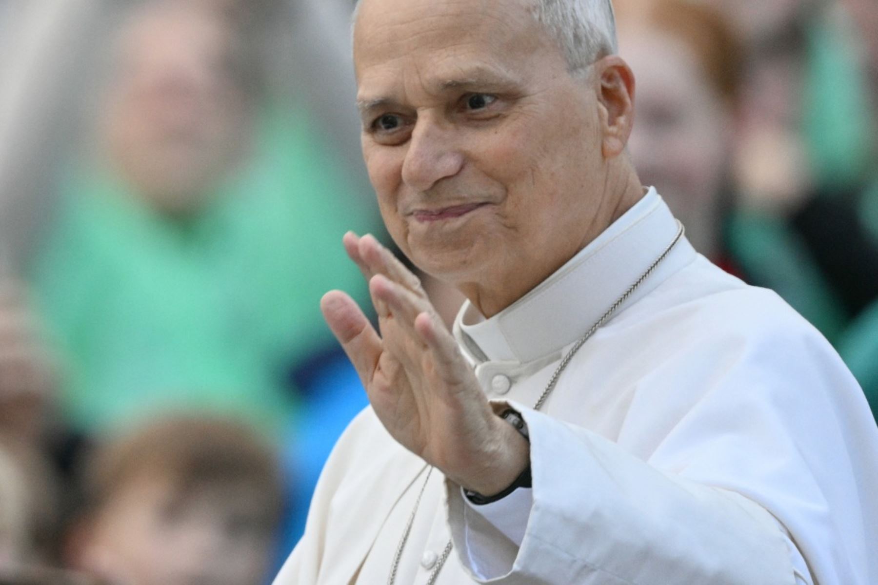 A pesar de la jornada lluviosa, el papa no dudó en subir al papamóvil y recorrer toda la plaza saludando a los fieles antes de la audiencia, mostrando un buen estado y bendiciendo a los niños que le acercaban. Foto: AFP