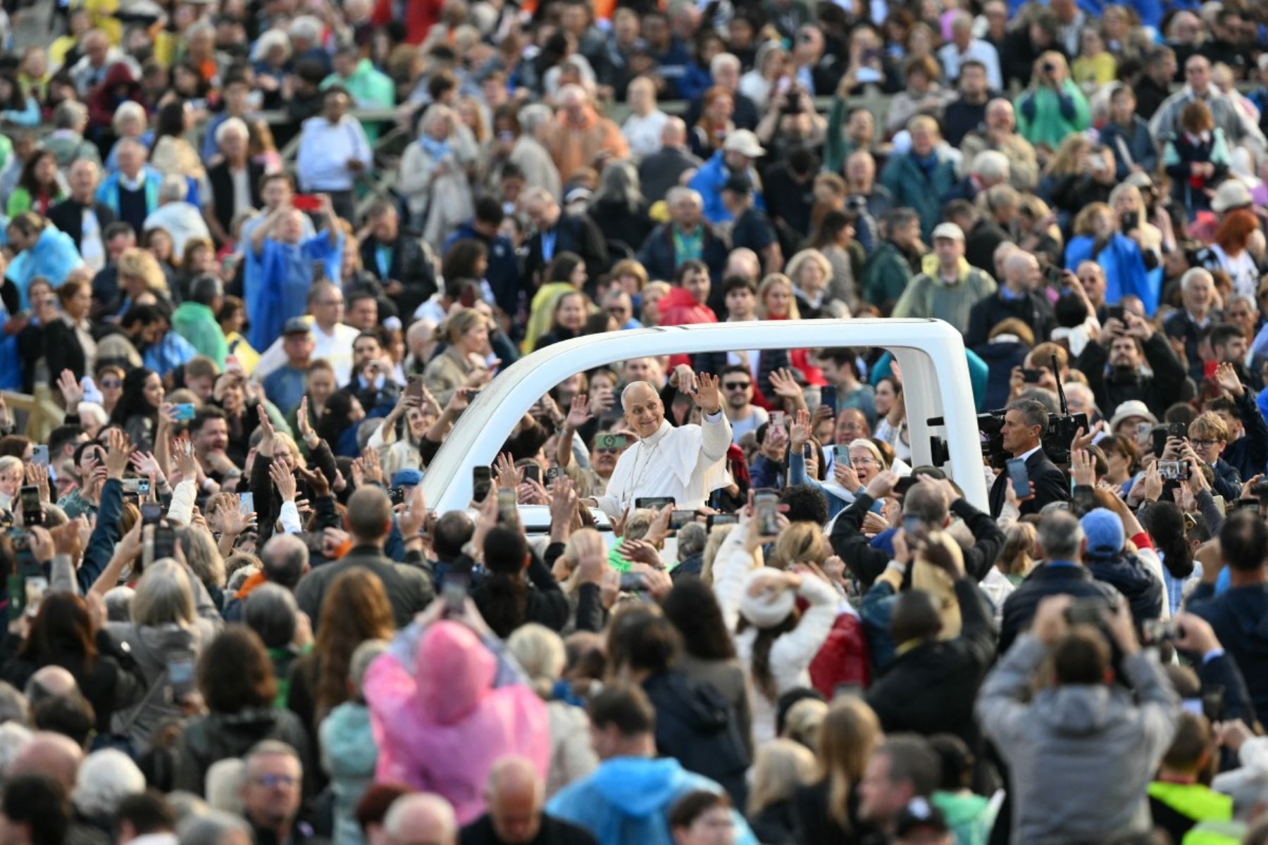 A pesar de la jornada lluviosa, el papa no dudó en subir al papamóvil y recorrer toda la plaza saludando a los fieles antes de la audiencia, mostrando un buen estado y bendiciendo a los niños que le acercaban. Foto: AFP
