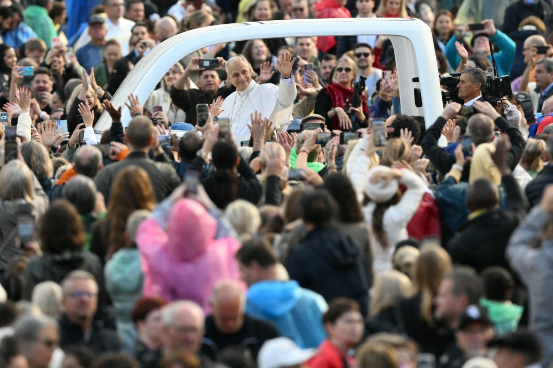 A pesar de la jornada lluviosa, el papa no dudó en subir al papamóvil y recorrer toda la plaza saludando a los fieles antes de la audiencia, mostrando un buen estado y bendiciendo a los niños que le acercaban. Foto: AFP