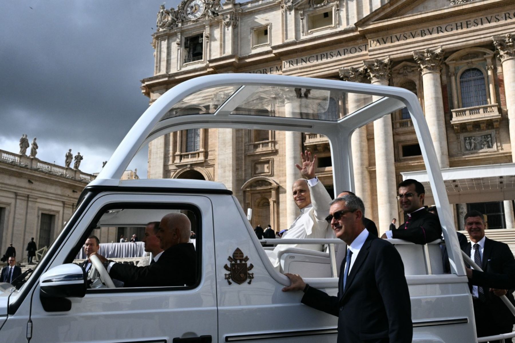 A pesar de la jornada lluviosa, el papa no dudó en subir al papamóvil y recorrer toda la plaza saludando a los fieles antes de la audiencia, mostrando un buen estado y bendiciendo a los niños que le acercaban. Foto: AFP