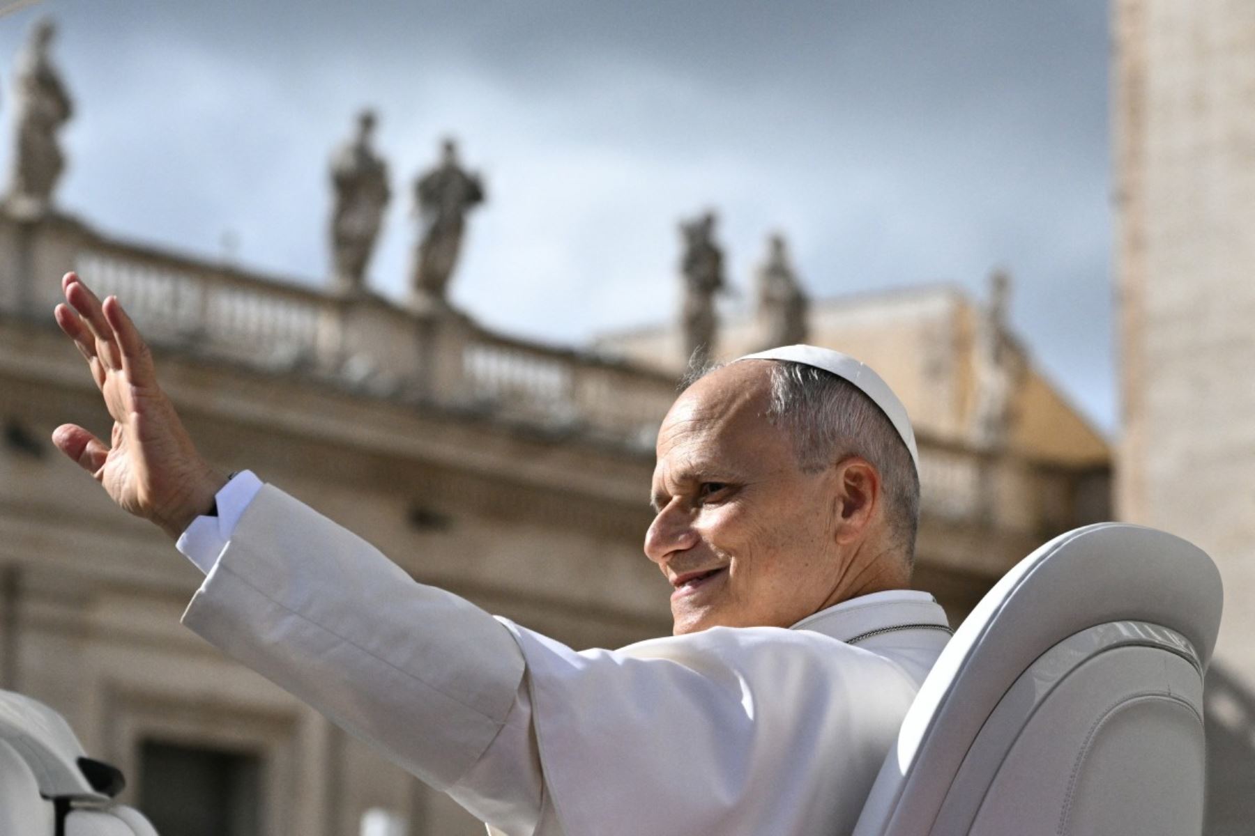 A pesar de la jornada lluviosa, el papa no dudó en subir al papamóvil y recorrer toda la plaza saludando a los fieles antes de la audiencia, mostrando un buen estado y bendiciendo a los niños que le acercaban. Foto: AFP