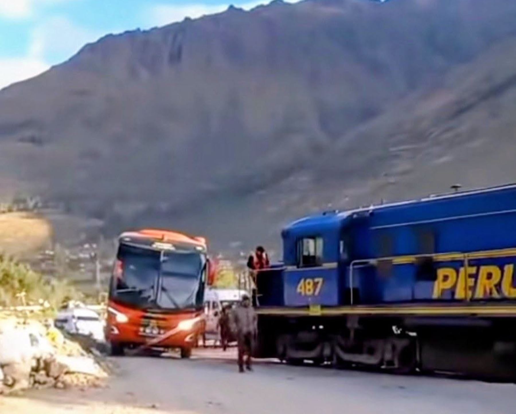 Cusco: leve choque entre ómnibus y tren en Ollantaytambo causa susto a pasajeros