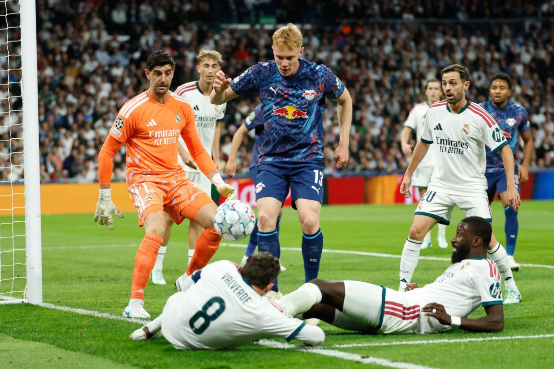 El centrocampista austriaco del RB Leipzig, Nicolas Seiwald, disputa el balón con el centrocampista uruguayo del Real Madrid, Federico Valverde y el defensa alemán del Real Madrid, Antonio Rüdiger, durante el partido de la tercera jornada de la primera fase de la Liga de Campeones de la UEFA entre el Real Madrid CF y el RB Leipzig. Foto: ANDINA/AFP