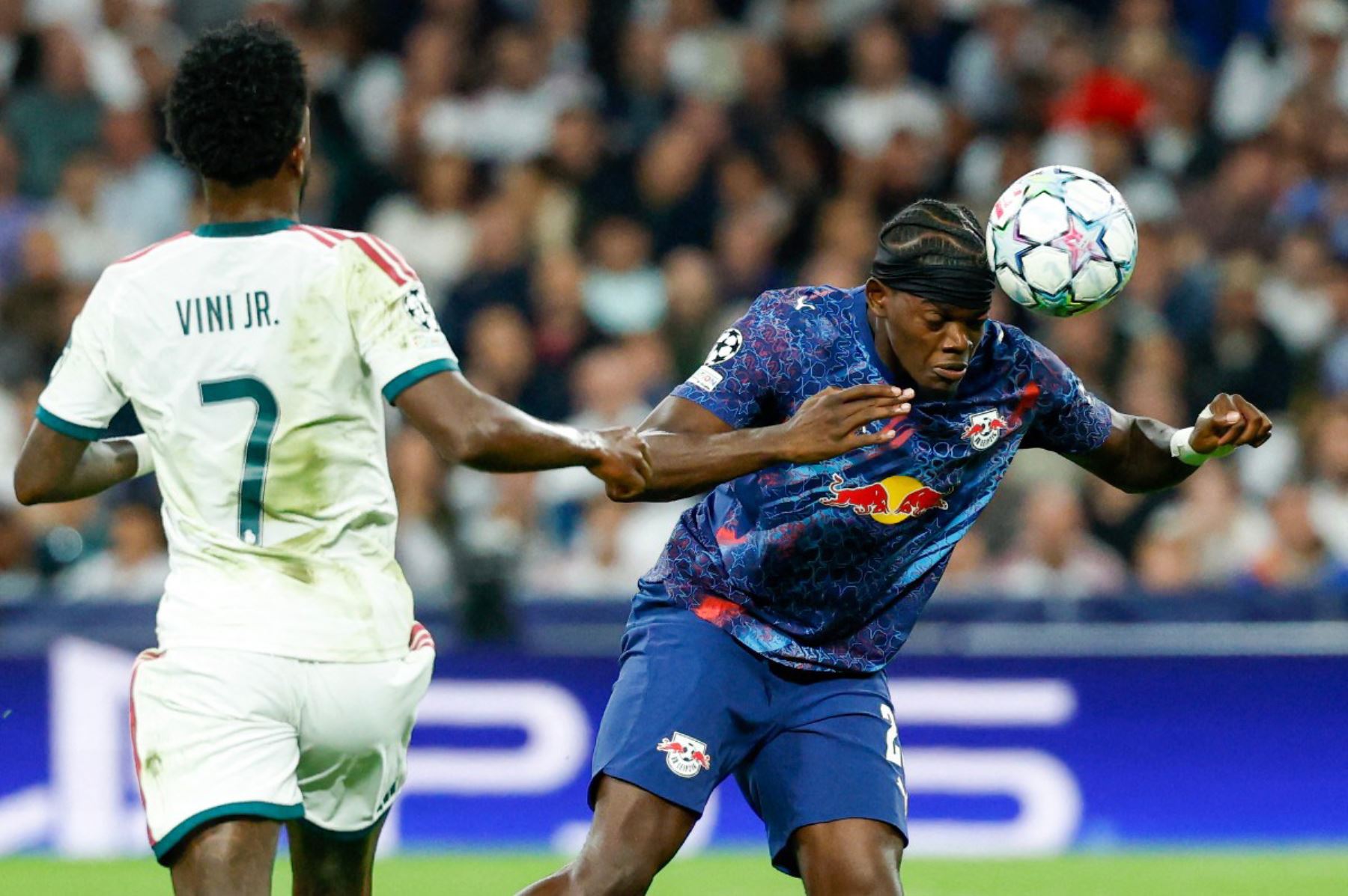 El defensa francés del RB Leipzig, Castello Lukeba, cabecea el balón durante el partido de la tercera jornada de la primera fase de la Liga de Campeones de la UEFA entre el Real Madrid CF y el RB Leipzig. Foto: ANDINA/AFP