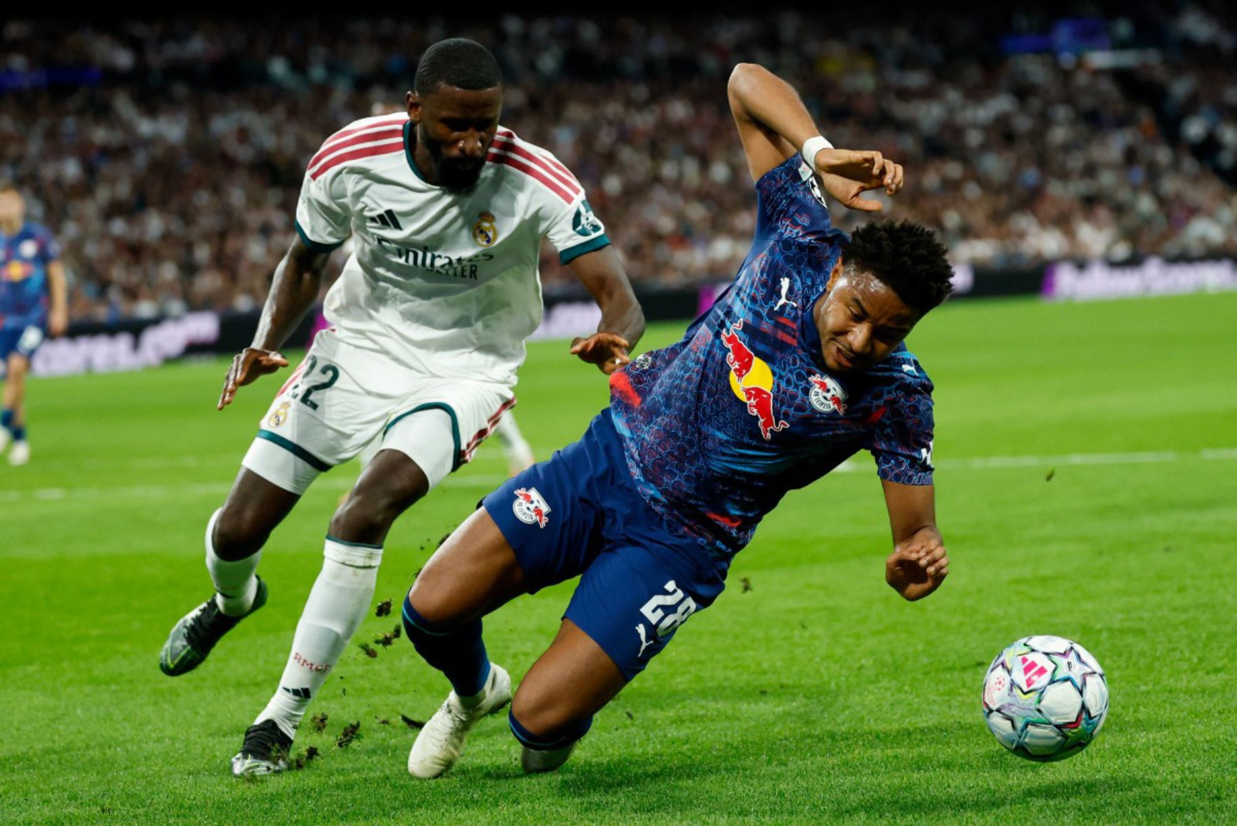 El delantero francés del RB Leipzig, Christopher Nkunku, es disputado por el defensa alemán del Real Madrid, Antonio Rüdiger, durante el partido de la tercera jornada de la primera fase de la Liga de Campeones de la UEFA entre el Real Madrid CF y el RB Leipzig. Foto: ANDINA/AFP