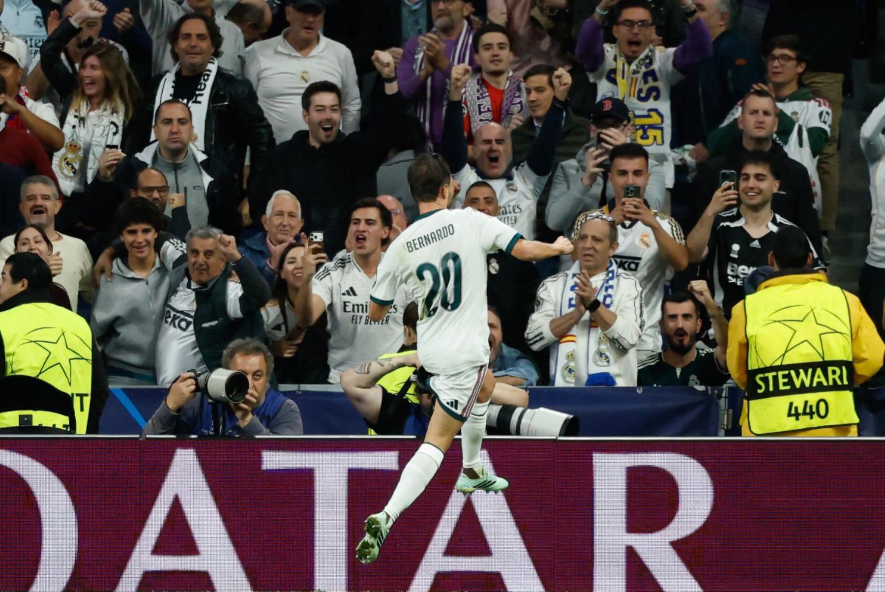 El centrocampista portugués del Real Madrid, Bernardo Silva, celebra tras marcar el primer gol de su equipo durante el partido de la tercera jornada de la primera fase de la Liga de Campeones de la UEFA entre el Real Madrid CF y el RB Leipzig. Foto: ANDINA/ AFP