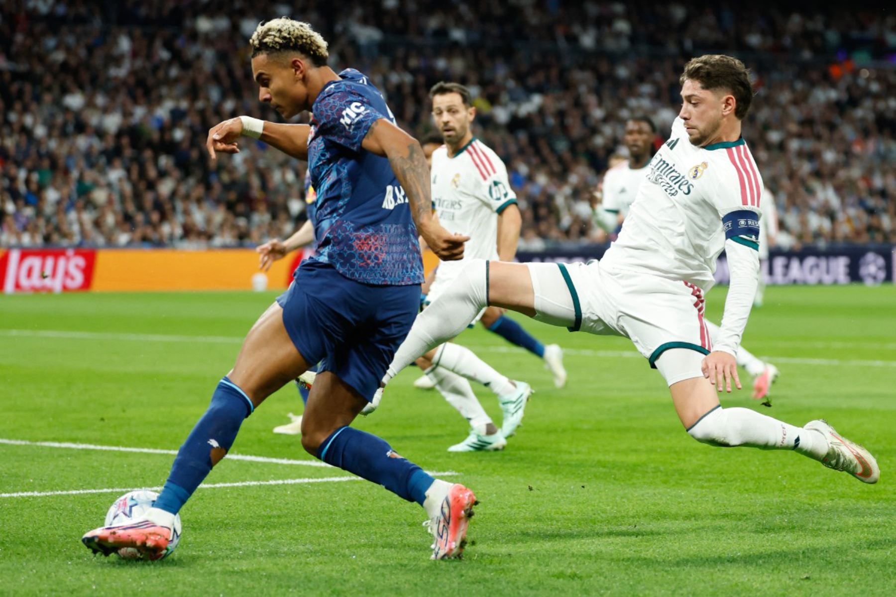 El delantero noruego del RB Leipzig, Antonio Nusa, es disputado por el centrocampista uruguayo del Real Madrid, Federico Valverde, durante el partido de la tercera jornada de la primera fase de la Liga de Campeones de la UEFA entre el Real Madrid CF y el RB Leipzig. Foto: ANDINA/ AFP