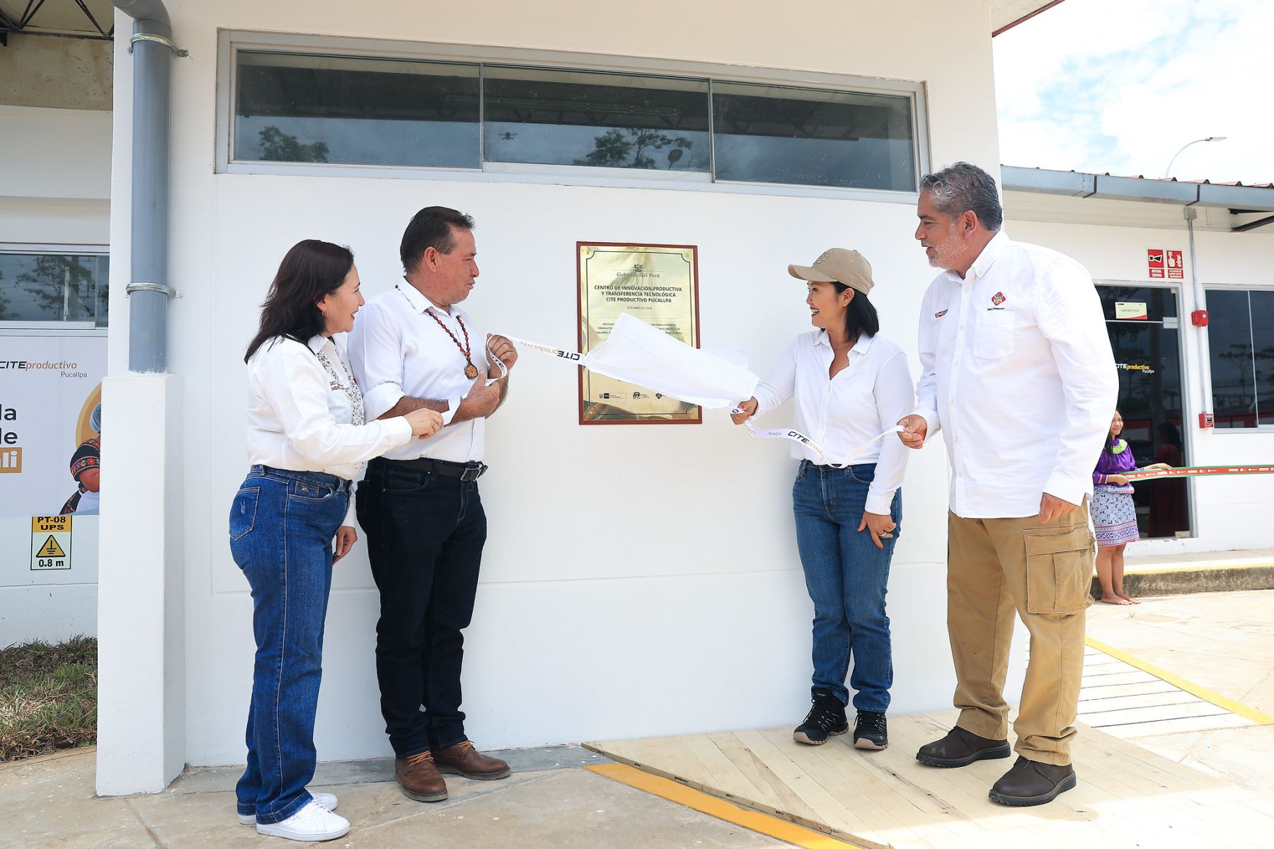 La presidenta de la República, Keiko Fujimori, destacó que el trabajo articulado entre las instituciones del Estado ha permitido avanzar en la evacuación del agua acumulada en cuatro zonas críticas de Piura. La mandataria resaltó la importancia de la coordinación interinstitucional para atender los sectores afectados y reducir los riesgos para la población. Foto: ANDINA/Prensa Presidencia.