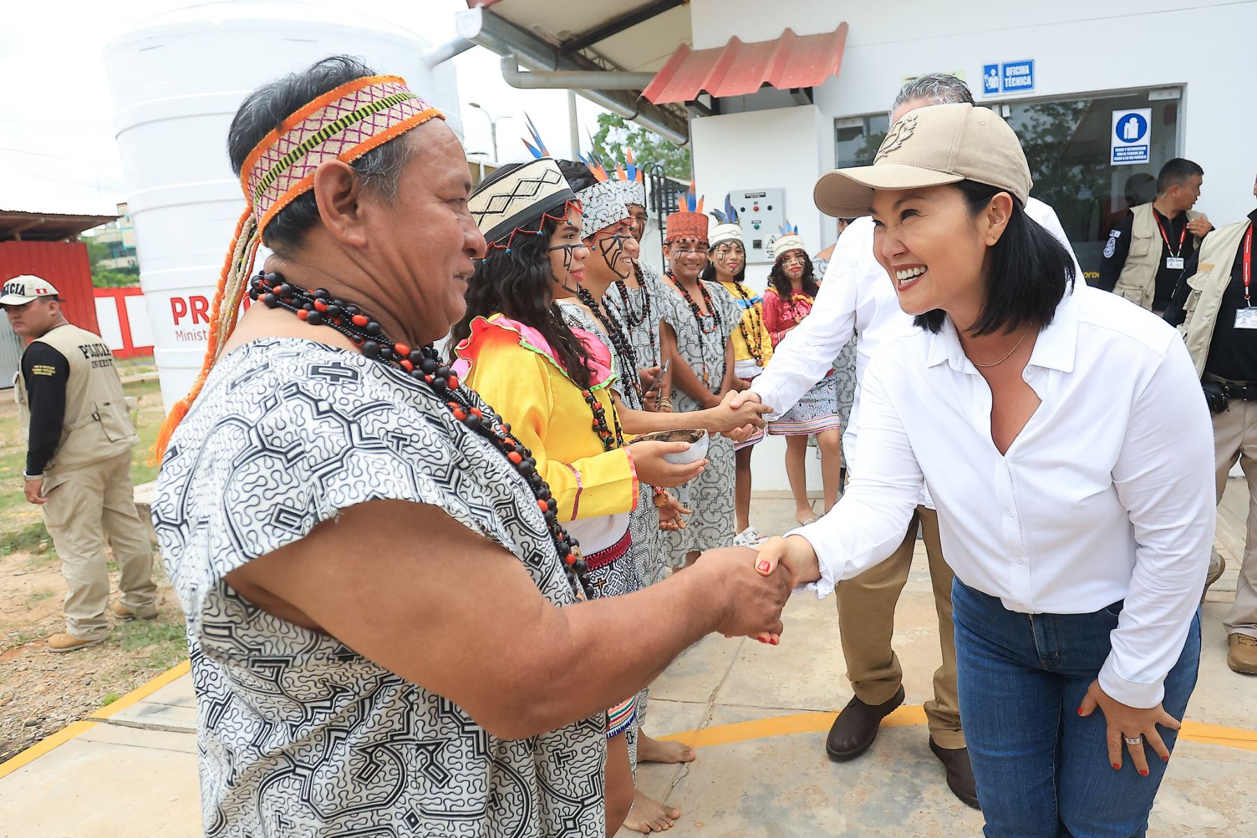 La presidenta de la República, Keiko Fujimori, destacó que el trabajo articulado entre las instituciones del Estado ha permitido avanzar en la evacuación del agua acumulada en cuatro zonas críticas de Piura. La mandataria resaltó la importancia de la coordinación interinstitucional para atender los sectores afectados y reducir los riesgos para la población. Foto: ANDINA/Prensa Presidencia.