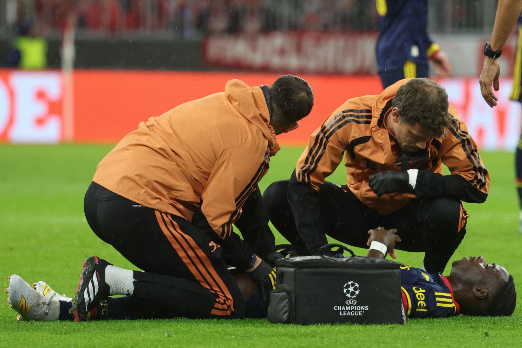 El centrocampista inglés del Arsenal, Bukayo Saka, recibe atención médica tras sufrir una lesión durante el partido de la Liga de Campeones de la UEFA entre el FC Bayern de Múnich y el Arsenal FC, disputado en Múnich, en el sur de Alemania. Foto: ANDINA/AFP