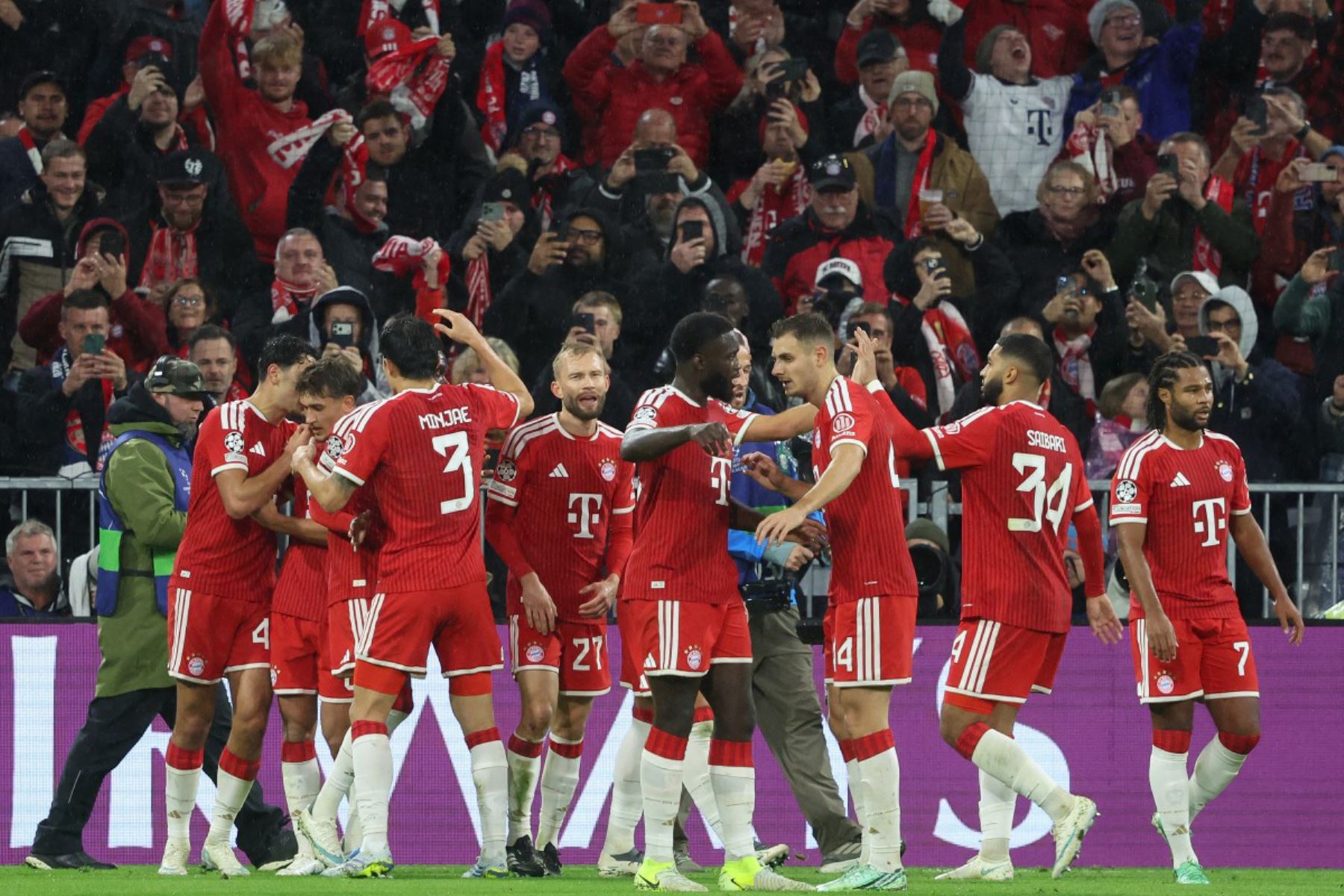 El defensa canadiense del Bayern de Múnich, Alphonso Davies, celebra el gol del empate 1-1 con sus compañeros durante el partido de la Liga de Campeones de la UEFA entre el FC Bayern de Múnich y el Arsenal FC, disputado en Múnich, en el sur de Alemania. 
Foto: ANDINA/AFP