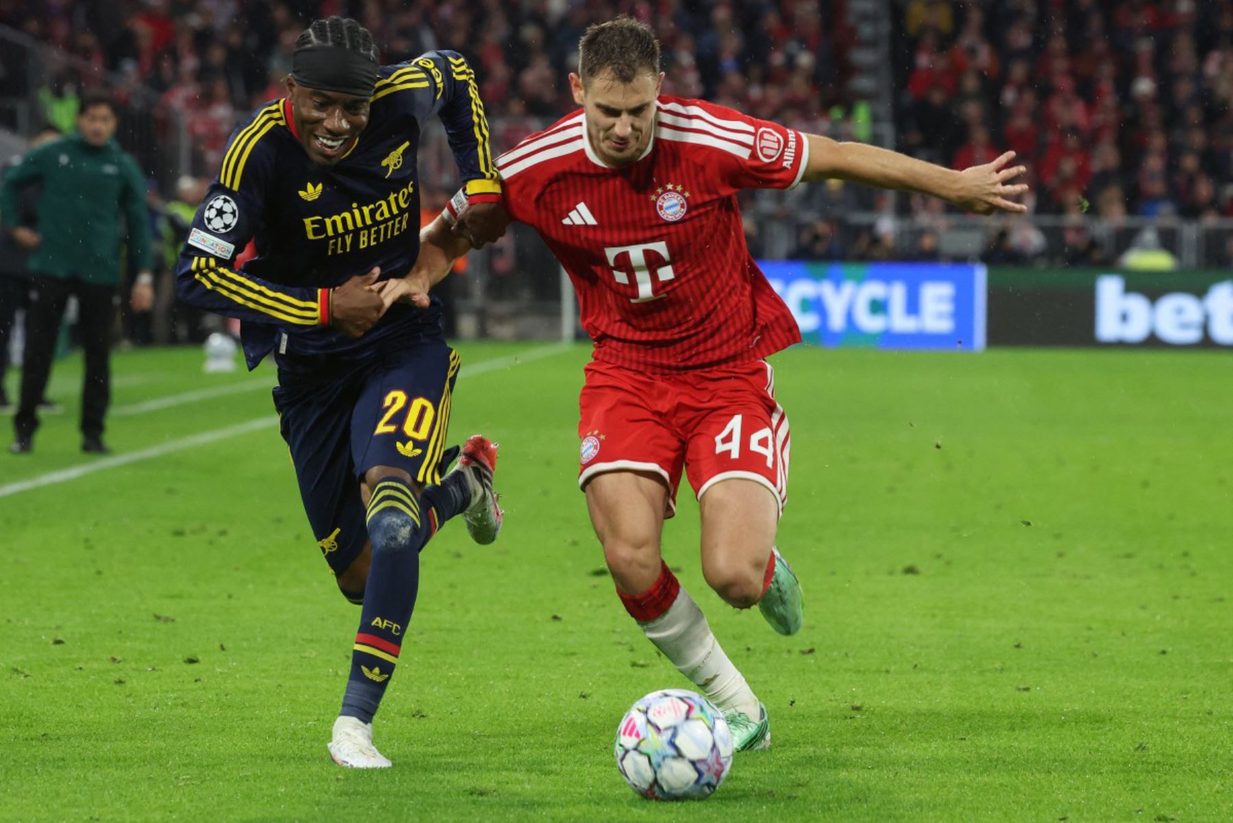 El centrocampista inglés del Arsenal, Noni Madueke, y el defensa croata del Bayern de Múnich, Josip Stanisic, disputan el balón durante el partido de la Liga de Campeones de la UEFA entre el FC Bayern de Múnich y el Arsenal FC, celebrado en Múnich, en el sur de Alemania. 
Foto: ANDINA/AFP