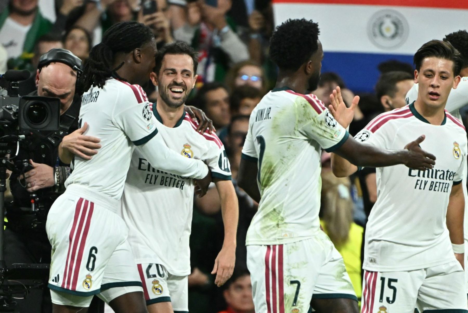 El Real Madrid goleó 4-1 al Leipzig en el estadio Santiago Bernabéu, por la tercera jornada de la Liga de Campeones, y mantiene su pleno de victorias en el torneo. Los goles de Bernardo Silva, Arda Güler, Kylian Mbappé y Yan Diomande aseguraron el triunfo del conjunto blanco, mientras que Gomis descontó para el equipo alemán. Con este resultado, el cuadro madrileño llega con una victoria a pocos días del clásico frente al FC Barcelona. Foto: ANDINA/AFP.