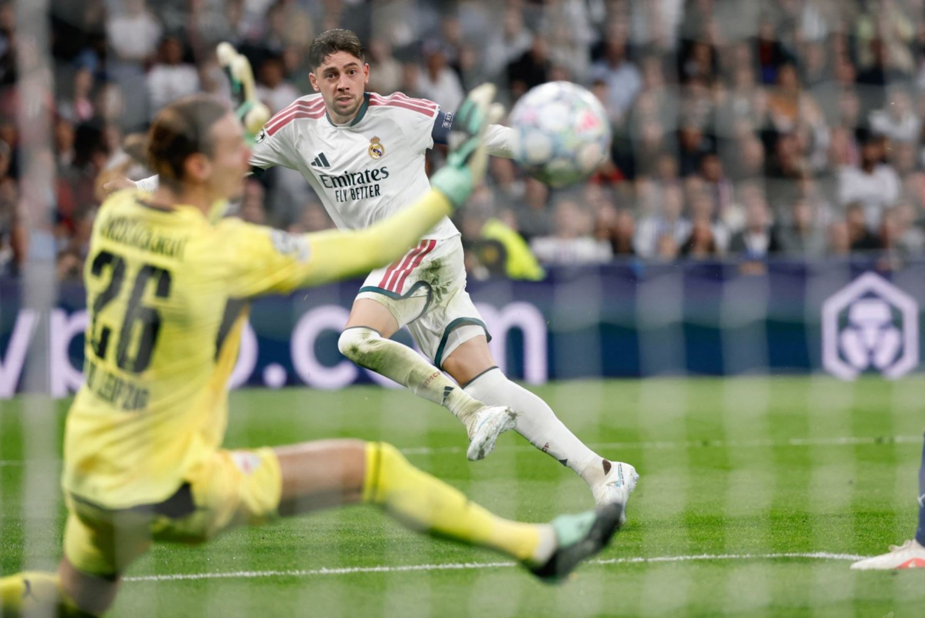El Real Madrid goleó 4-1 al Leipzig en el estadio Santiago Bernabéu, por la tercera jornada de la Liga de Campeones, y mantiene su pleno de victorias en el torneo. Los goles de Bernardo Silva, Arda Güler, Kylian Mbappé y Yan Diomande aseguraron el triunfo del conjunto blanco, mientras que Gomis descontó para el equipo alemán. Con este resultado, el cuadro madrileño llega con una victoria a pocos días del clásico frente al FC Barcelona. Foto: ANDINA/AFP.