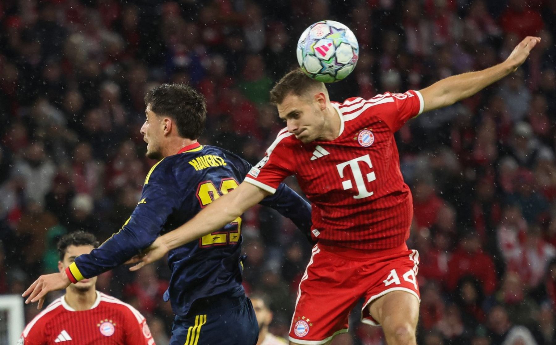 Bayern Múnich y Arsenal empataron 2-2 en un emocionante encuentro disputado en Alemania por la tercera jornada de la Liga de Campeones. Eberechi Eze abrió el marcador para el conjunto inglés, pero el equipo alemán remontó con goles de Alphonso Davies y Harry Kane, de penal. Cuando parecía que los locales se quedarían con la victoria, Declan Rice anotó el empate definitivo a los 82 minutos, sellando la igualdad en uno de los duelos más destacados de la jornada. Foto: ANDINA/AFP.