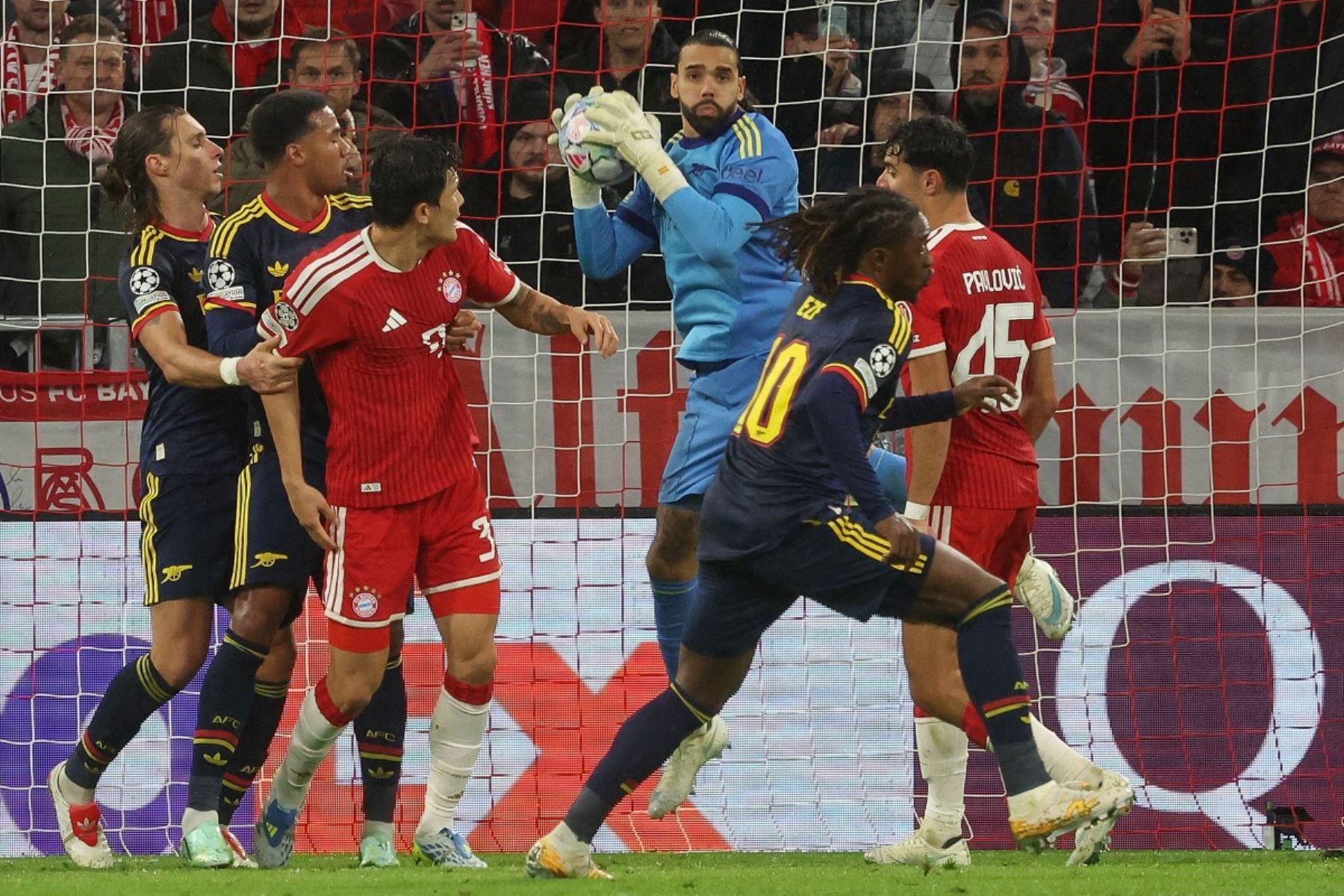 Bayern Múnich y Arsenal empataron 2-2 en un emocionante encuentro disputado en Alemania por la tercera jornada de la Liga de Campeones. Eberechi Eze abrió el marcador para el conjunto inglés, pero el equipo alemán remontó con goles de Alphonso Davies y Harry Kane, de penal. Cuando parecía que los locales se quedarían con la victoria, Declan Rice anotó el empate definitivo a los 82 minutos, sellando la igualdad en uno de los duelos más destacados de la jornada. Foto: ANDINA/AFP.