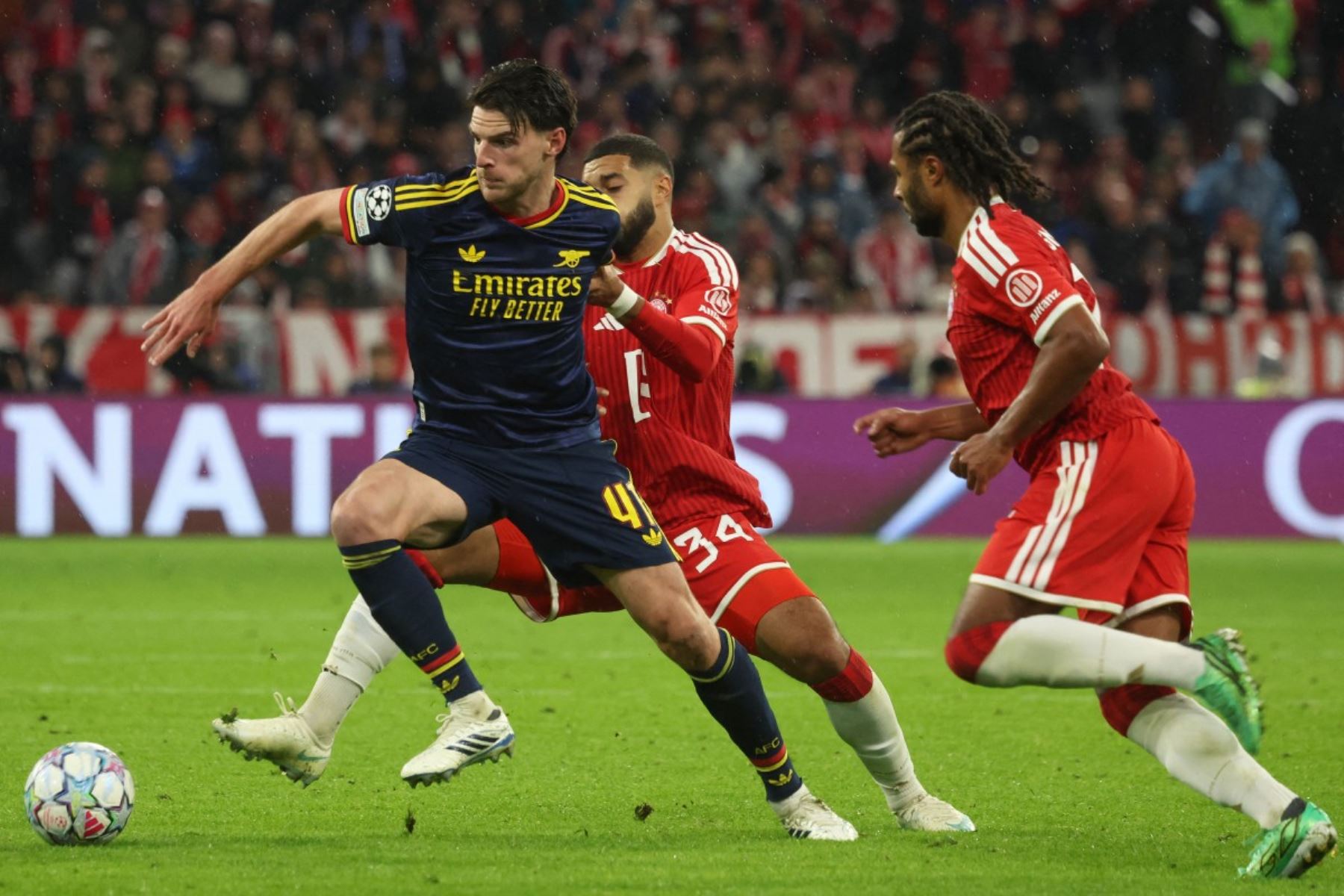 Bayern Múnich y Arsenal empataron 2-2 en un emocionante encuentro disputado en Alemania por la tercera jornada de la Liga de Campeones. Eberechi Eze abrió el marcador para el conjunto inglés, pero el equipo alemán remontó con goles de Alphonso Davies y Harry Kane, de penal. Cuando parecía que los locales se quedarían con la victoria, Declan Rice anotó el empate definitivo a los 82 minutos, sellando la igualdad en uno de los duelos más destacados de la jornada. Foto: ANDINA/AFP.