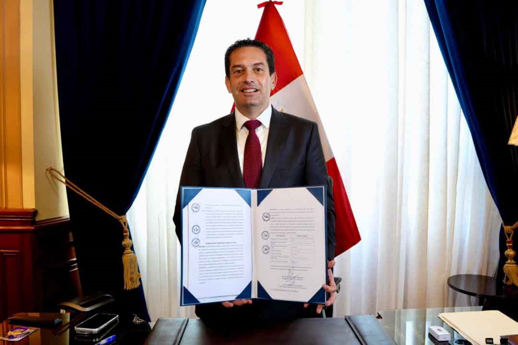 Presidente del Congreso firma autógrafa que otorga facultades legislativas al Ejecutivo