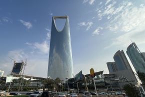 Una imagen tomada el 14 de enero de 2023 muestra la torre Kingdom Center en Riad, la capital de Arabia Saudita. Foto: AFP