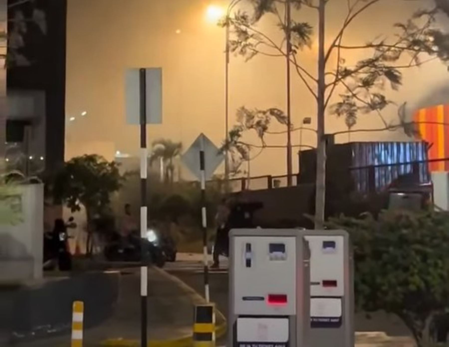 Surco: Bomberos controlan incendio en centro comercial Jockey Plaza