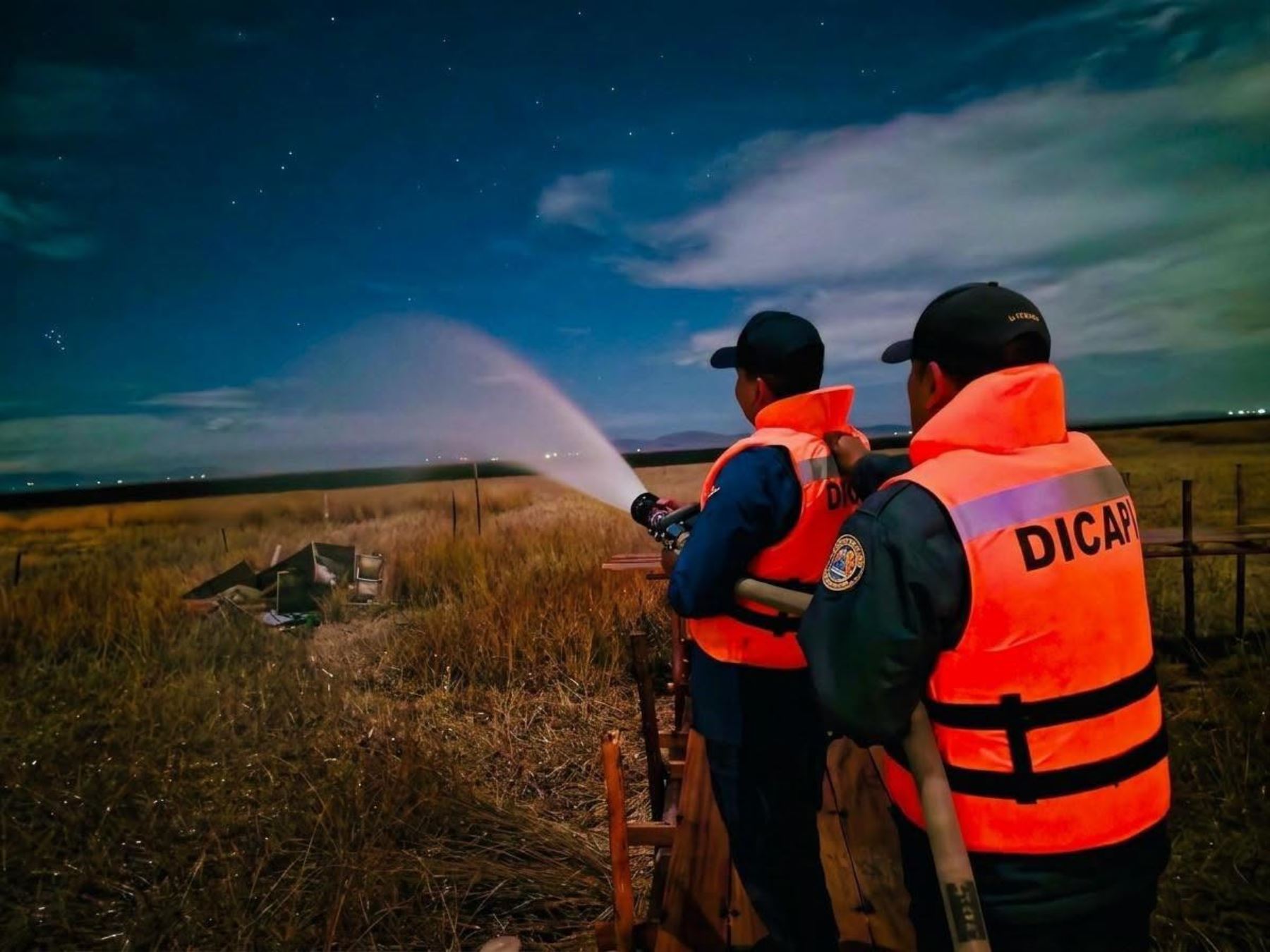 Marina de Guerra participa en extinción de incendio forestal en totorales de lago Titicaca