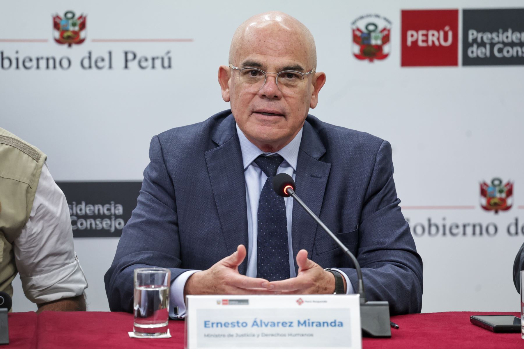 Ministro Álvarez: viaje a El Salvador permitirá recoger experiencias contra el crimen