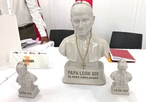 Artesanos lambayecanos presentaron una colección de joyas elaboradas con plata y otros materiales y que se inspiraron en la próxima visita que realizará a Chiclayo el papa León XIV. ANDINA/Difusión