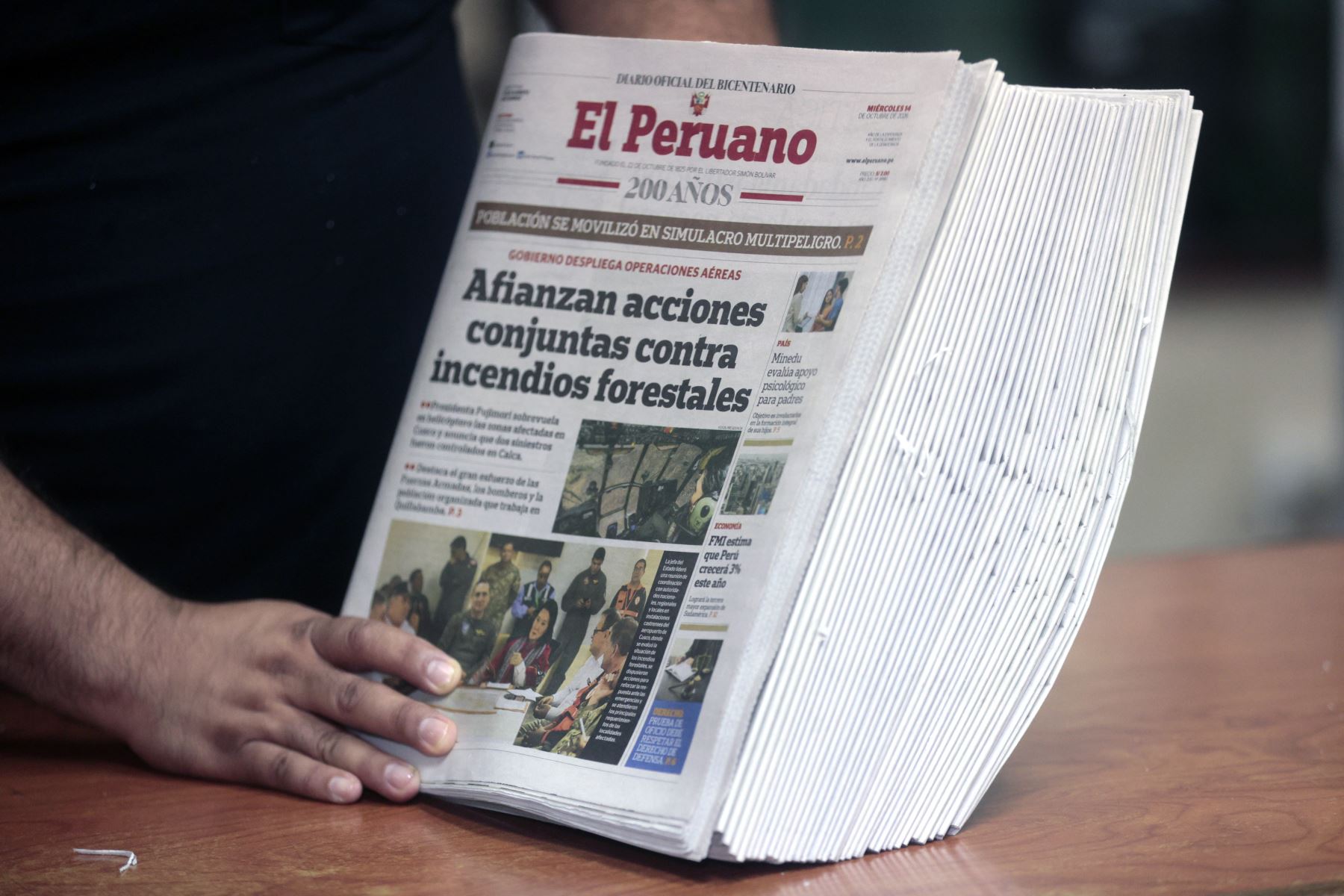 Un ejemplar del Diario Oficial El Peruano muestra el resultado del trabajo de impresión realizado por el personal de Editora Perú. Con 201 años de historia, el periódico continúa difundiendo noticias, normas legales y publicaciones oficiales de interés nacional. Foto: ANDINA/Vidal Tarqui.