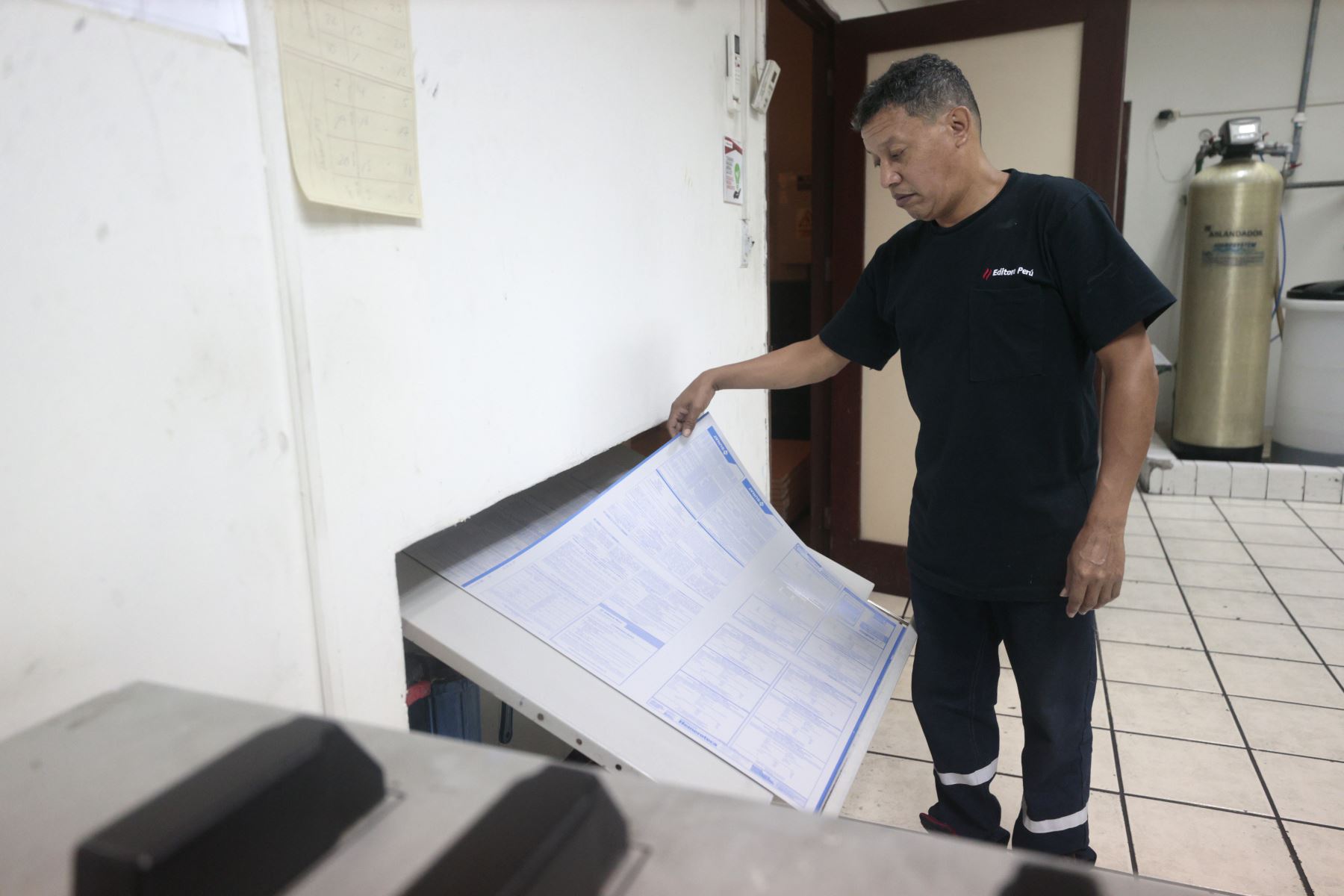 Un trabajador manipula los pliegos de papel destinados a la producción del Diario Oficial El Peruano. La preparación y revisión de los materiales forman parte de las distintas etapas del proceso gráfico que permite llevar cada edición impresa a sus lectores. Foto: ANDINA/Vidal Tarqui.