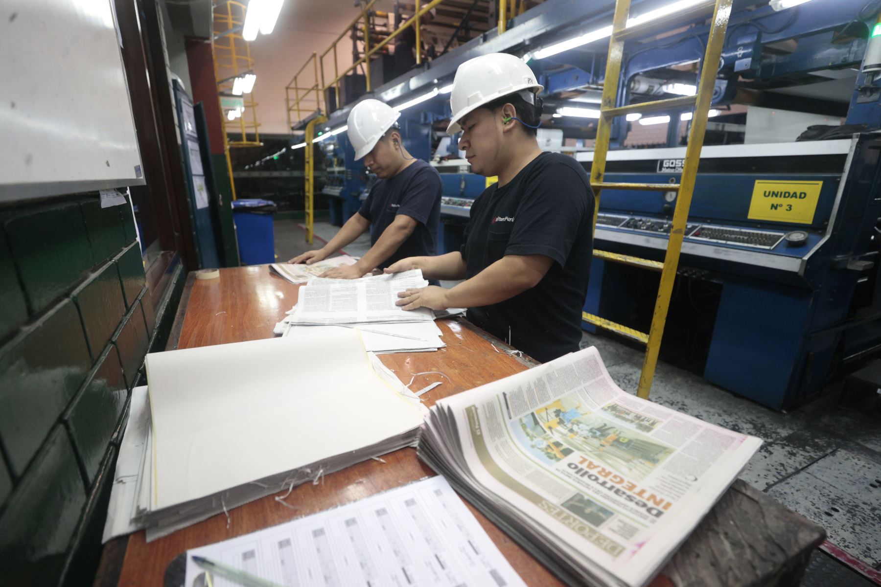 Un trabajador de Editora Perú revisa los pliegos impresos del Diario Oficial El Peruano como parte de las tareas de control de calidad. La verificación del material permite detectar posibles irregularidades antes de continuar con las siguientes etapas de producción. Foto: ANDINA/Vidal Tarqui.