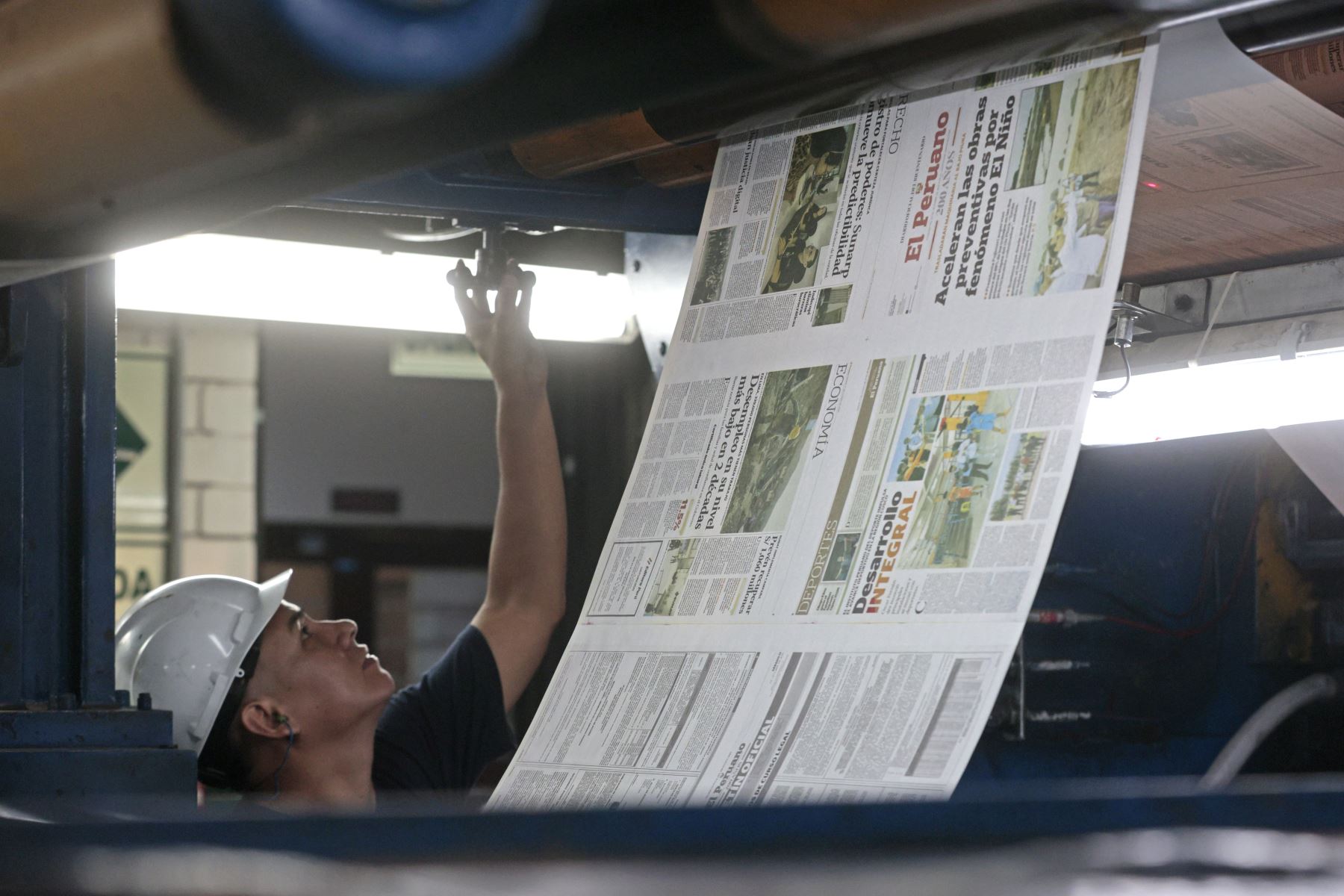 Las páginas del Diario Oficial El Peruano avanzan por los rodillos de la rotativa durante el proceso de impresión. La maquinaria permite producir los ejemplares que posteriormente serán preparados para su distribución en Lima y diversas regiones del país. Foto: ANDINA/Vidal Tarqui.
