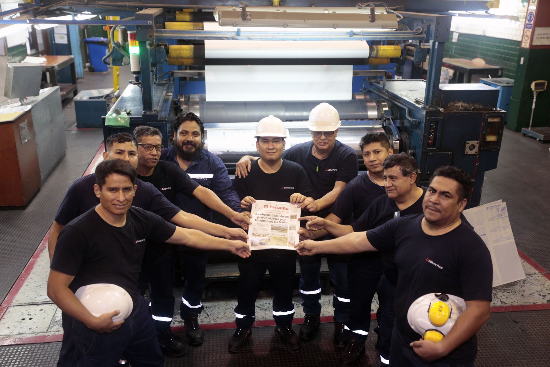 Cada noche, un equipo de trabajadores de Editora Perú pone en marcha la histórica rotativa Goss Metro para imprimir las páginas del Diario Oficial El Peruano, que celebra 201 años de historia. Desde la preprensa hasta la impresión y distribución, operarios especializados trabajan durante la madrugada para garantizar que las noticias, normas legales y publicaciones oficiales lleguen a los lectores de Lima y diversas regiones del país. Foto: ANDINA/Vidal Tarqui.