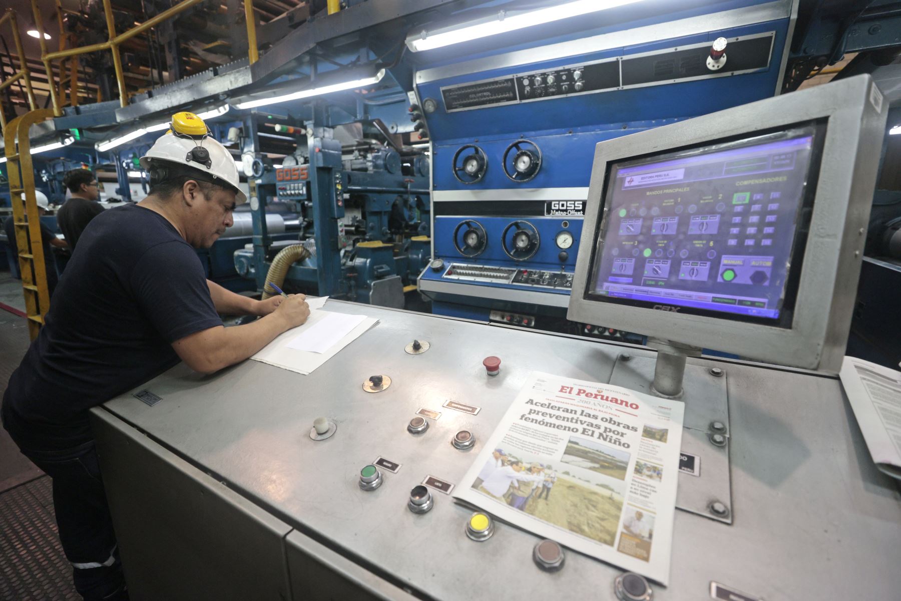 Un operario controla el funcionamiento de la rotativa Goss Metro desde el panel de operaciones. La supervisión de los equipos permite verificar el desarrollo del proceso de impresión y mantener la calidad de las páginas del Diario Oficial El Peruano. Foto: ANDINA/Vidal Tarqui.