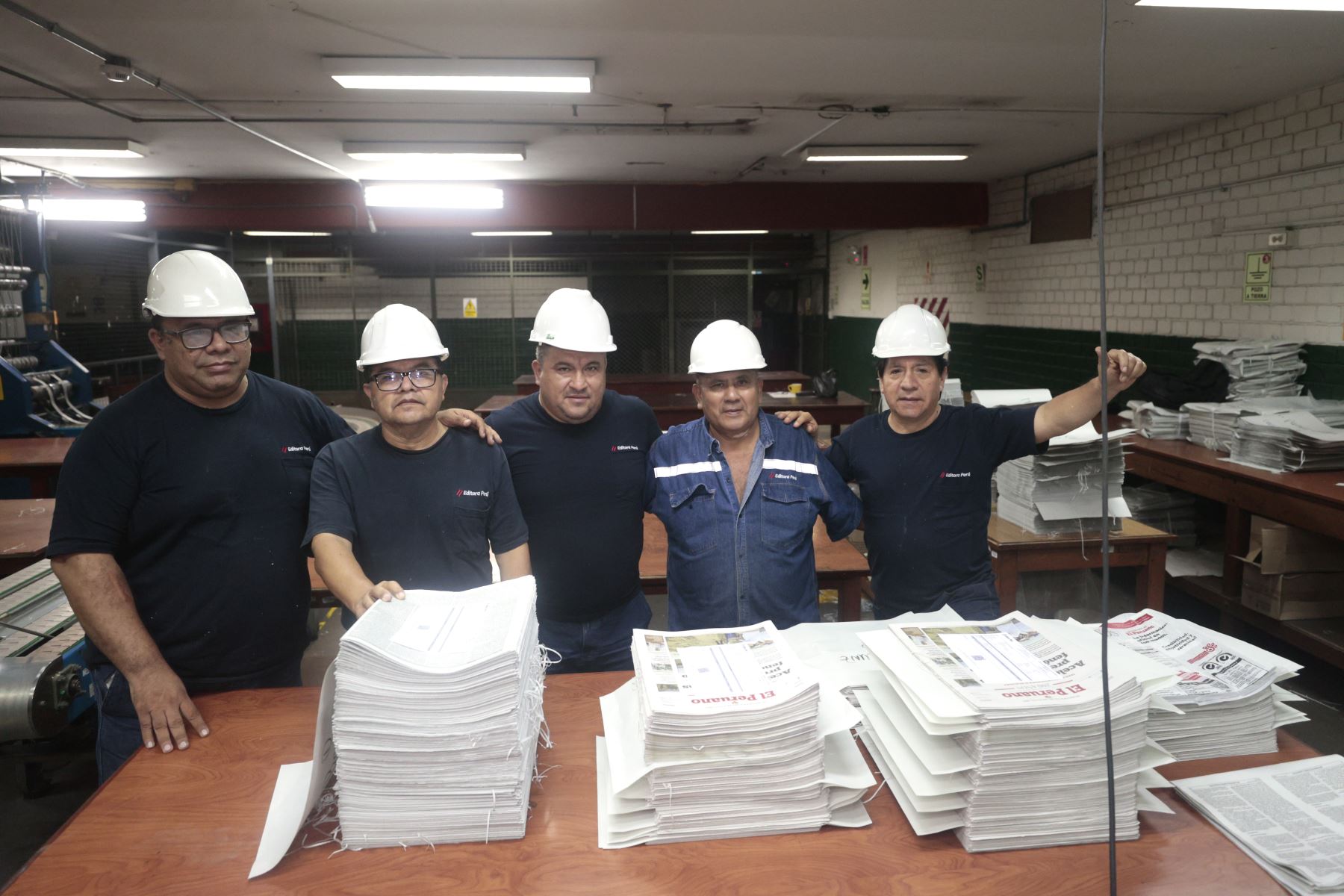 El personal del Departamento de Servicios Gráficos de Editora Perú participa en las labores de producción del Diario Oficial El Peruano. Su trabajo especializado permite mantener la continuidad de la impresión de una publicación con más de dos siglos de trayectoria. Foto: ANDINA/Vidal Tarqui.