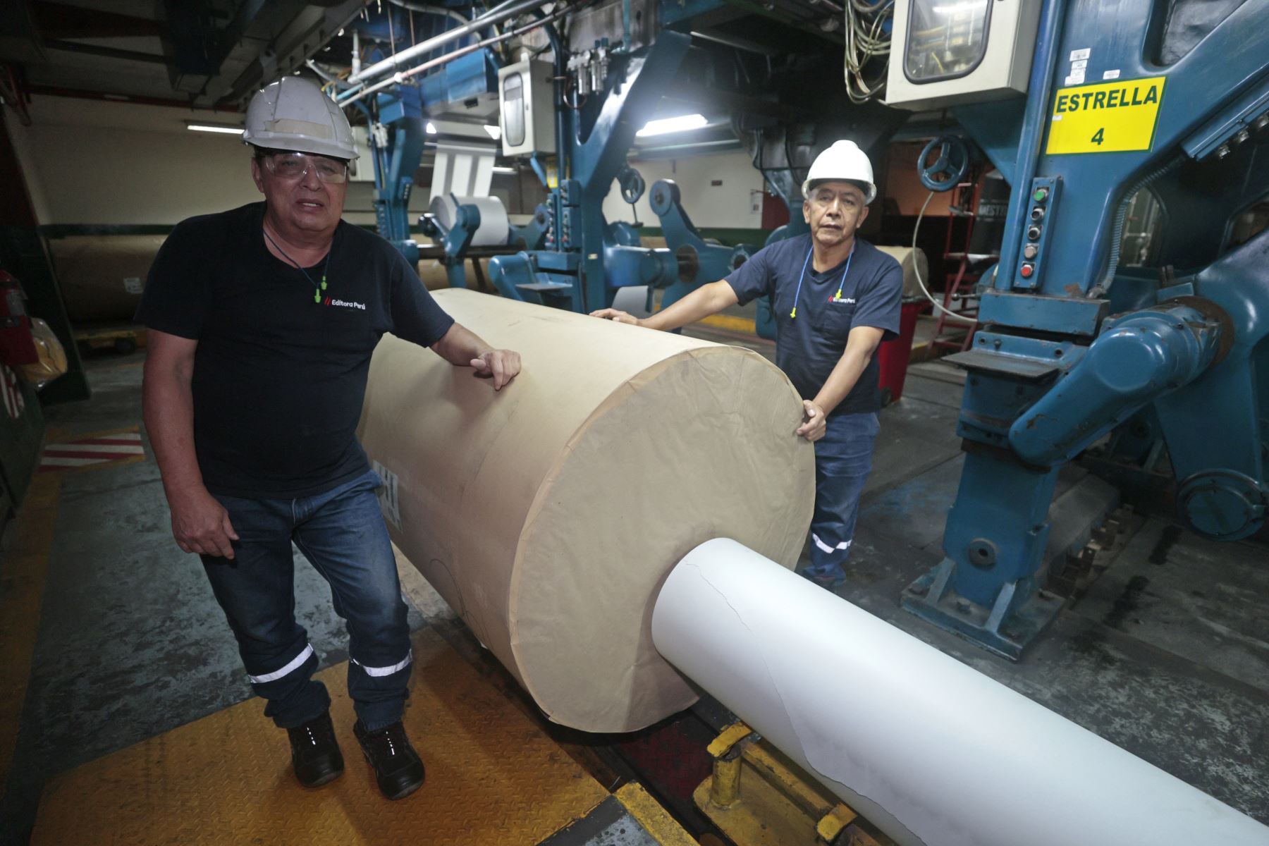 Trabajadores de Editora Perú supervisan el abastecimiento de papel para la impresión del Diario Oficial El Peruano. Esta labor forma parte del proceso de producción que se desarrolla durante la noche y la madrugada en las instalaciones de la empresa. Foto: ANDINA/Vidal Tarqui.