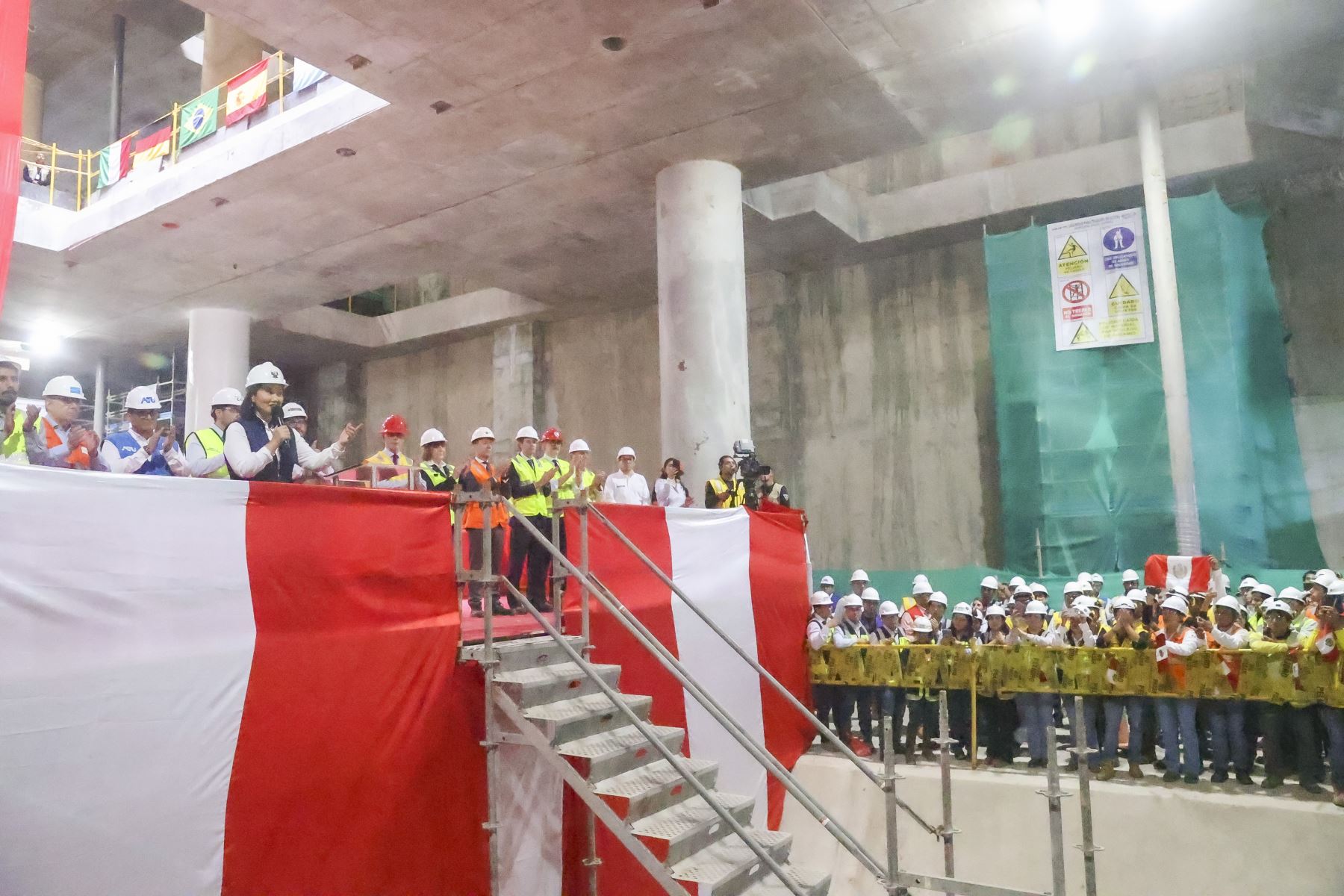 La presidenta de la República, Keiko Fujimori, supervisó la llegada de la tuneladora Micaela a la estación Carmen de la Legua, en el Callao, un hito que marca la culminación de las excavaciones de las estaciones de la Línea 2 y el ramal de la Línea 4 del Metro de Lima y Callao. La maquinaria recorrió más de siete kilómetros como parte de la construcción del primer metro subterráneo del Perú, proyecto que beneficiará a aproximadamente 2,5 millones de habitantes. Foto: ANDINA/Andrés Valle.