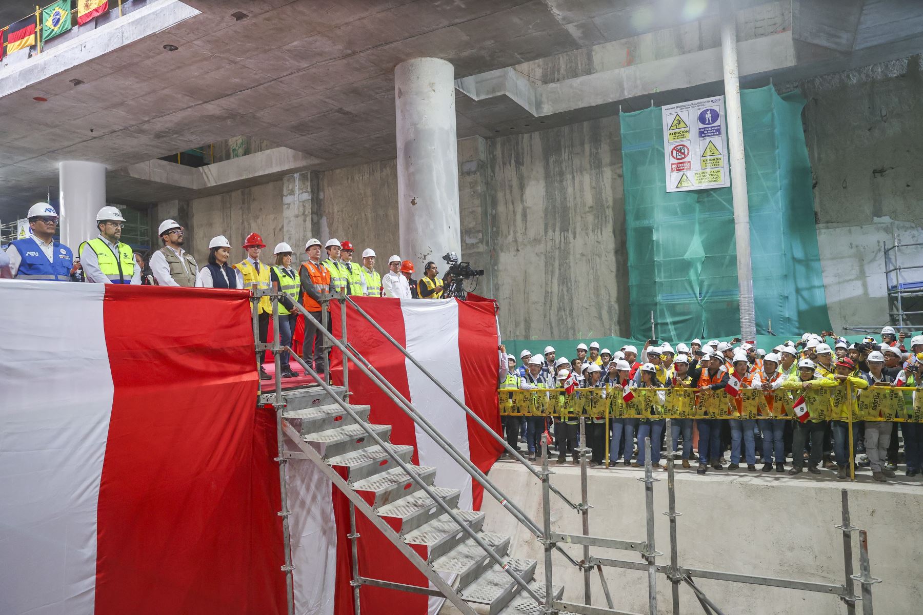 La presidenta de la República, Keiko Fujimori, supervisó la llegada de la tuneladora Micaela a la estación Carmen de la Legua, en el Callao, un hito que marca la culminación de las excavaciones de las estaciones de la Línea 2 y el ramal de la Línea 4 del Metro de Lima y Callao. La maquinaria recorrió más de siete kilómetros como parte de la construcción del primer metro subterráneo del Perú, proyecto que beneficiará a aproximadamente 2,5 millones de habitantes. Foto: ANDINA/Andrés Valle.