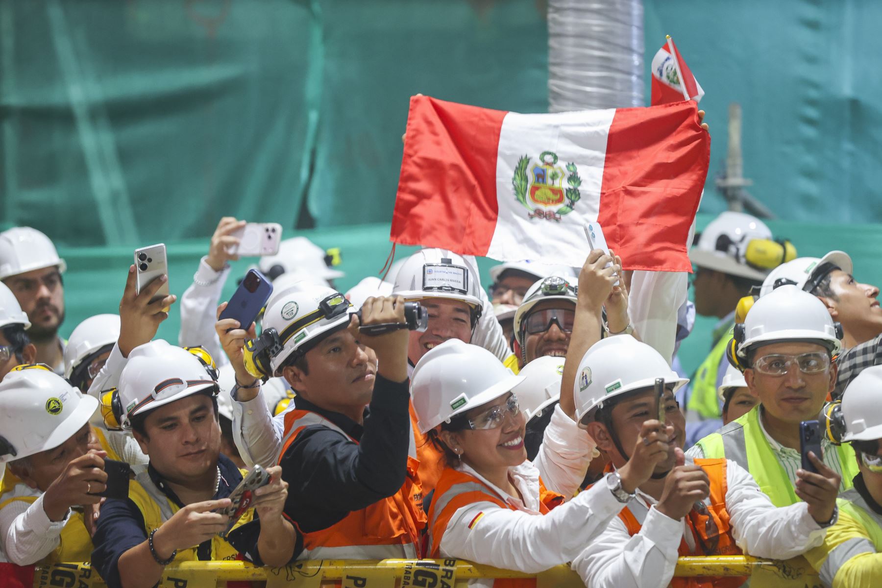 La presidenta de la República, Keiko Fujimori, supervisó la llegada de la tuneladora Micaela a la estación Carmen de la Legua, en el Callao, un hito que marca la culminación de las excavaciones de las estaciones de la Línea 2 y el ramal de la Línea 4 del Metro de Lima y Callao. La maquinaria recorrió más de siete kilómetros como parte de la construcción del primer metro subterráneo del Perú, proyecto que beneficiará a aproximadamente 2,5 millones de habitantes. Foto: ANDINA/Andrés Valle.