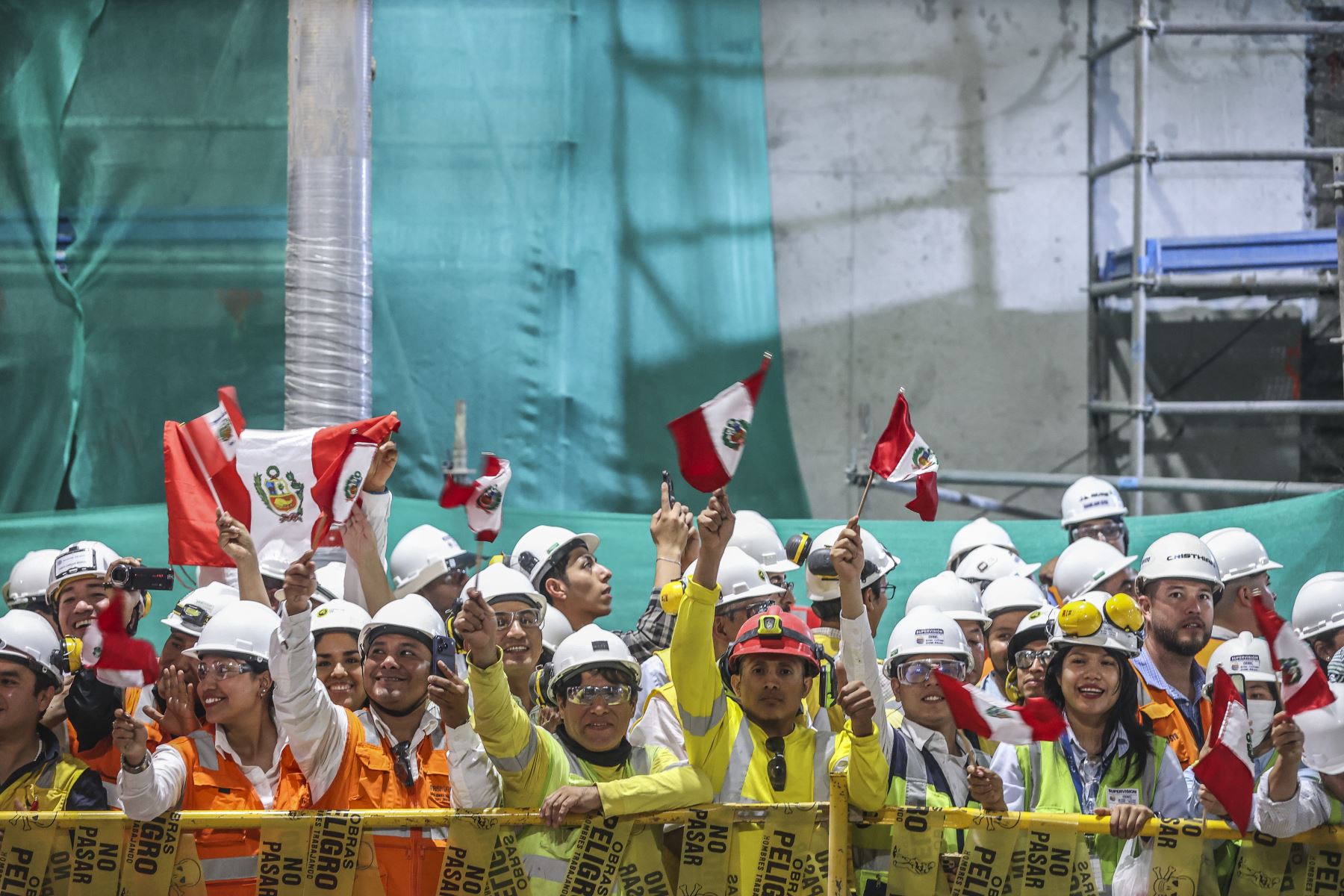 La presidenta de la República, Keiko Fujimori, supervisó la llegada de la tuneladora Micaela a la estación Carmen de la Legua, en el Callao, un hito que marca la culminación de las excavaciones de las estaciones de la Línea 2 y el ramal de la Línea 4 del Metro de Lima y Callao. La maquinaria recorrió más de siete kilómetros como parte de la construcción del primer metro subterráneo del Perú, proyecto que beneficiará a aproximadamente 2,5 millones de habitantes. Foto: ANDINA/Andrés Valle.