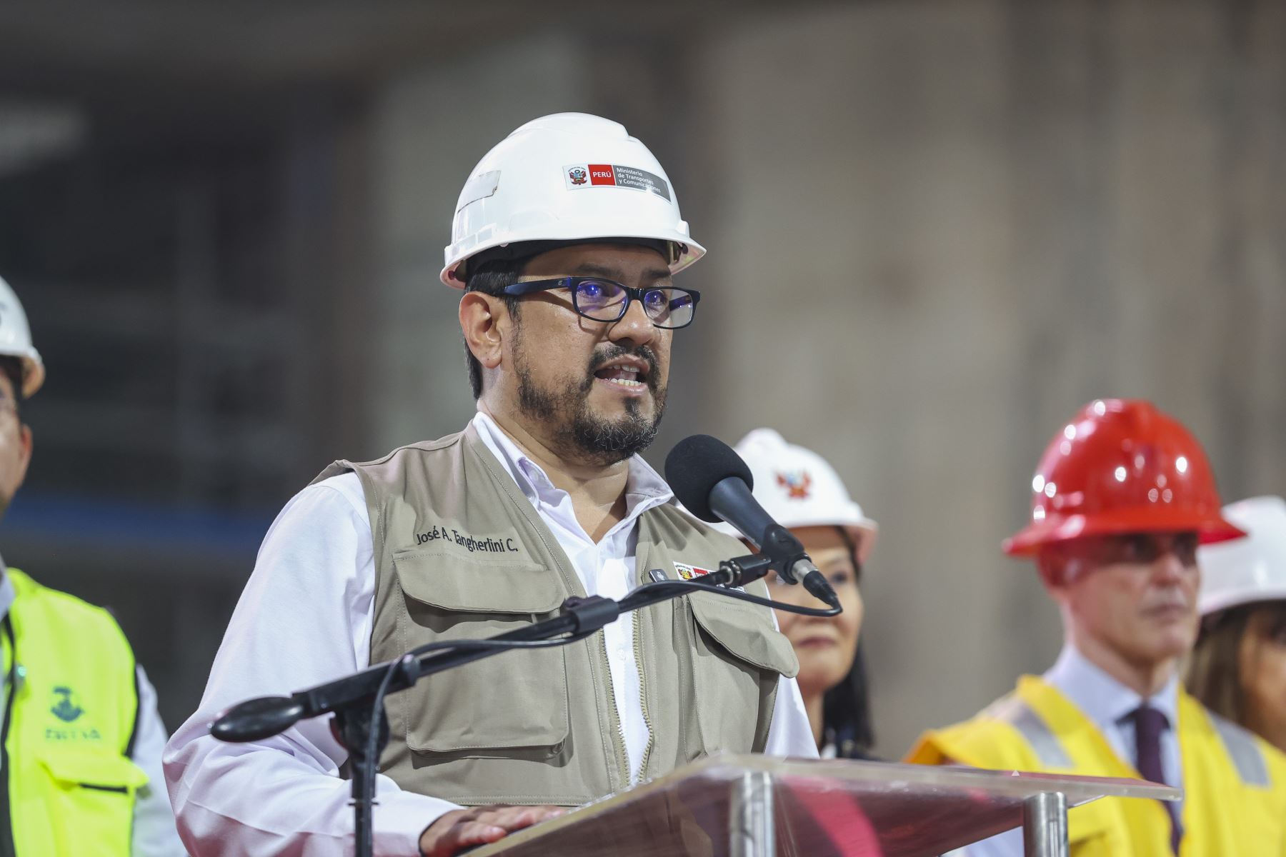 La presidenta de la República, Keiko Fujimori, supervisó la llegada de la tuneladora Micaela a la estación Carmen de la Legua, en el Callao, un hito que marca la culminación de las excavaciones de las estaciones de la Línea 2 y el ramal de la Línea 4 del Metro de Lima y Callao. La maquinaria recorrió más de siete kilómetros como parte de la construcción del primer metro subterráneo del Perú, proyecto que beneficiará a aproximadamente 2,5 millones de habitantes. Foto: ANDINA/Andrés Valle.