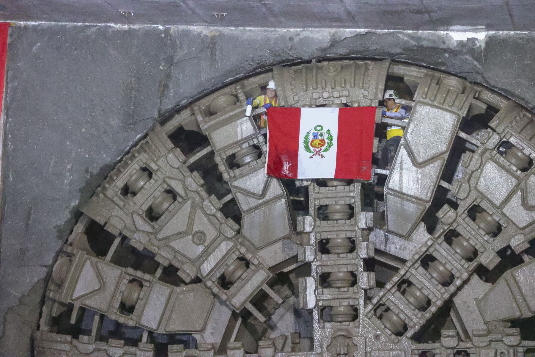La presidenta de la República, Keiko Fujimori, supervisó la llegada de la tuneladora Micaela a la estación Carmen de la Legua, en el Callao, un hito que marca la culminación de las excavaciones de las estaciones de la Línea 2 y el ramal de la Línea 4 del Metro de Lima y Callao. La maquinaria recorrió más de siete kilómetros como parte de la construcción del primer metro subterráneo del Perú, proyecto que beneficiará a aproximadamente 2,5 millones de habitantes. Foto: ANDINA/Andrés Valle.