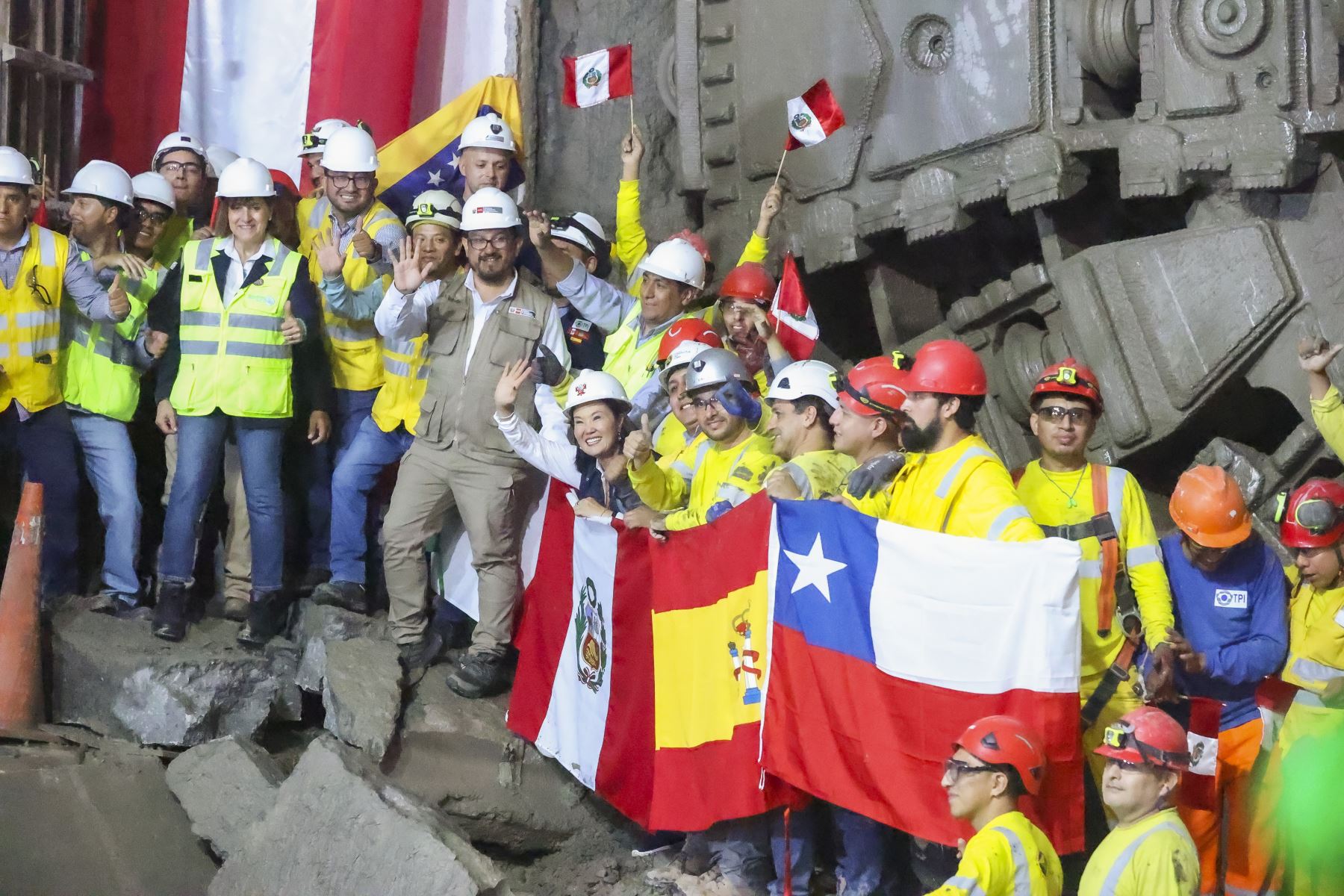 La presidenta de la República, Keiko Fujimori, supervisó la llegada de la tuneladora Micaela a la estación Carmen de la Legua, en el Callao, un hito que marca la culminación de las excavaciones de las estaciones de la Línea 2 y el ramal de la Línea 4 del Metro de Lima y Callao. La maquinaria recorrió más de siete kilómetros como parte de la construcción del primer metro subterráneo del Perú, proyecto que beneficiará a aproximadamente 2,5 millones de habitantes. Foto: ANDINA/Andrés Valle.