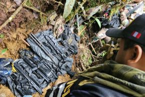 Un policía observa el material incautado a la organización criminal ‘Los Lobos II’ en Amazonas, el 22 de octubre de 2026. Foto: Mininter/Difusión