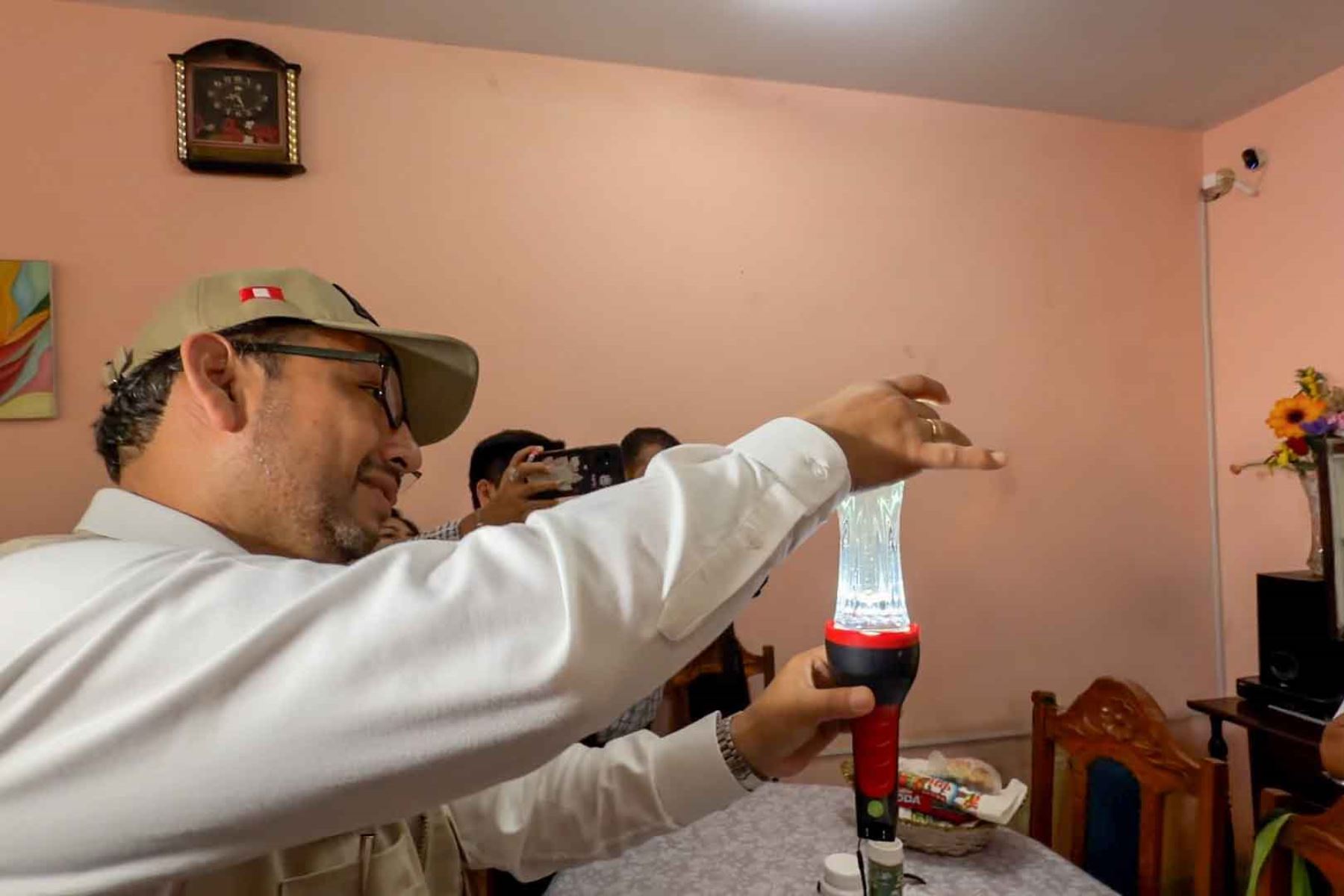 Inspectores del Ministerio de Salud realizan labores de control larvario en viviendas del distrito de Castilla, en Piura, como parte de la estrategia “Batallón contra el Dengue”. La intervención busca identificar y eliminar posibles criaderos del zancudo Aedes aegypti, transmisor de la enfermedad. Foto: ANDINA/Difusión.