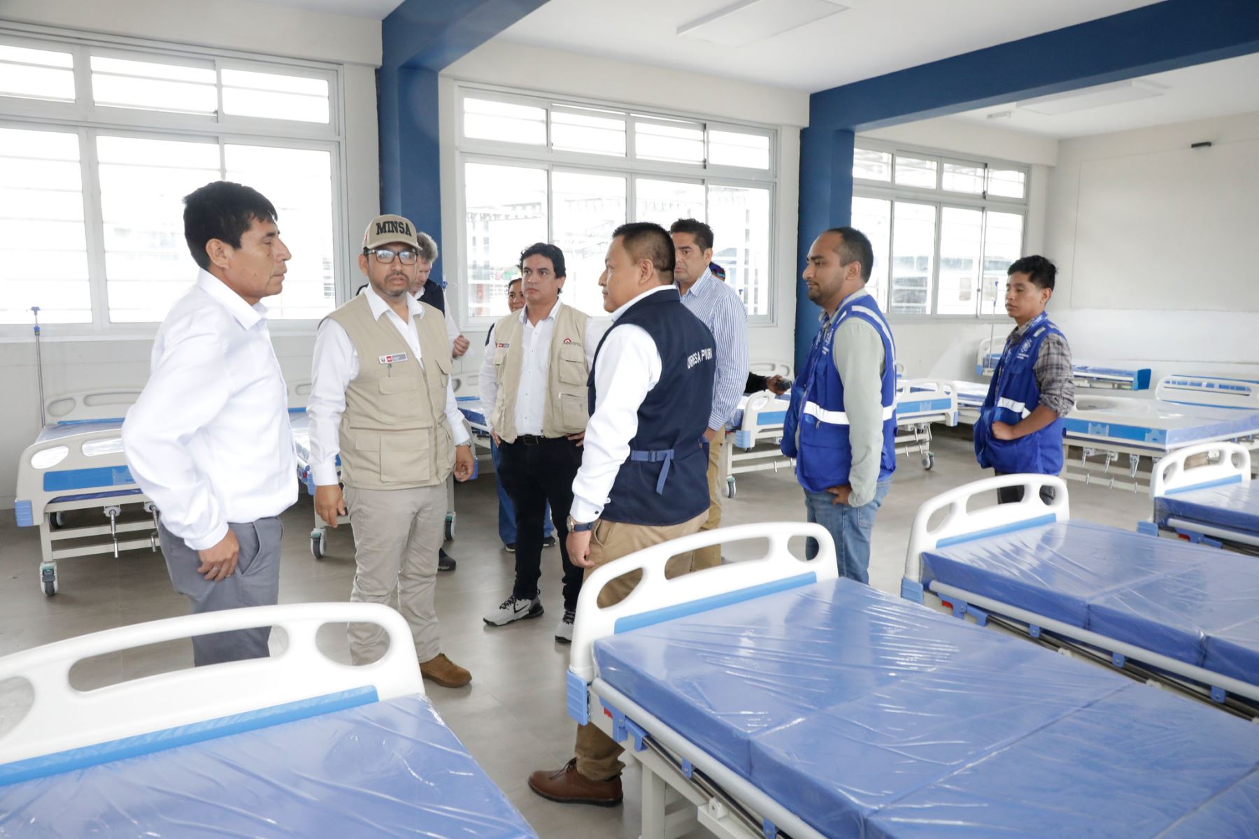 El titular del Ministerio de Salud supervisó la implementación de un hospital de campaña en el distrito de Veintiséis de Octubre, en Piura, que registra un avance del 80 %. El establecimiento contará con 120 camas adicionales destinadas a pacientes con dengue y 45 sofás de hidratación. Foto: ANDINA/Difusión.