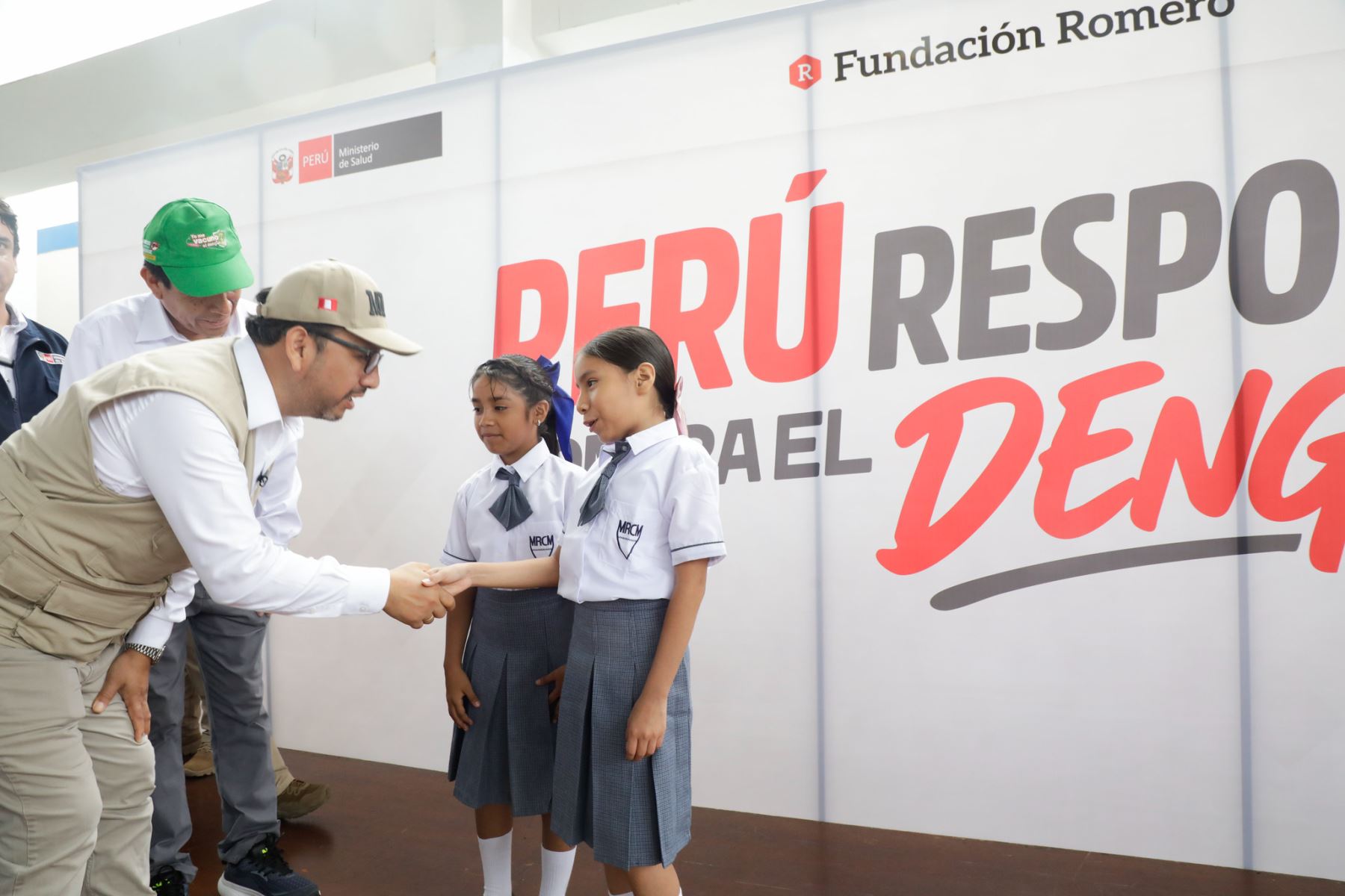 El ministro de Salud, Luis Dyer, encabezó la presentación del “Batallón contra el Dengue” en el distrito de Castilla, Piura. La estrategia reúne a 50 inspectores, 50 agentes comunitarios y 10 brigadas de vacunación para reforzar la prevención y el control de la enfermedad ante la temporada de lluvias. Foto: ANDINA/Difusión.