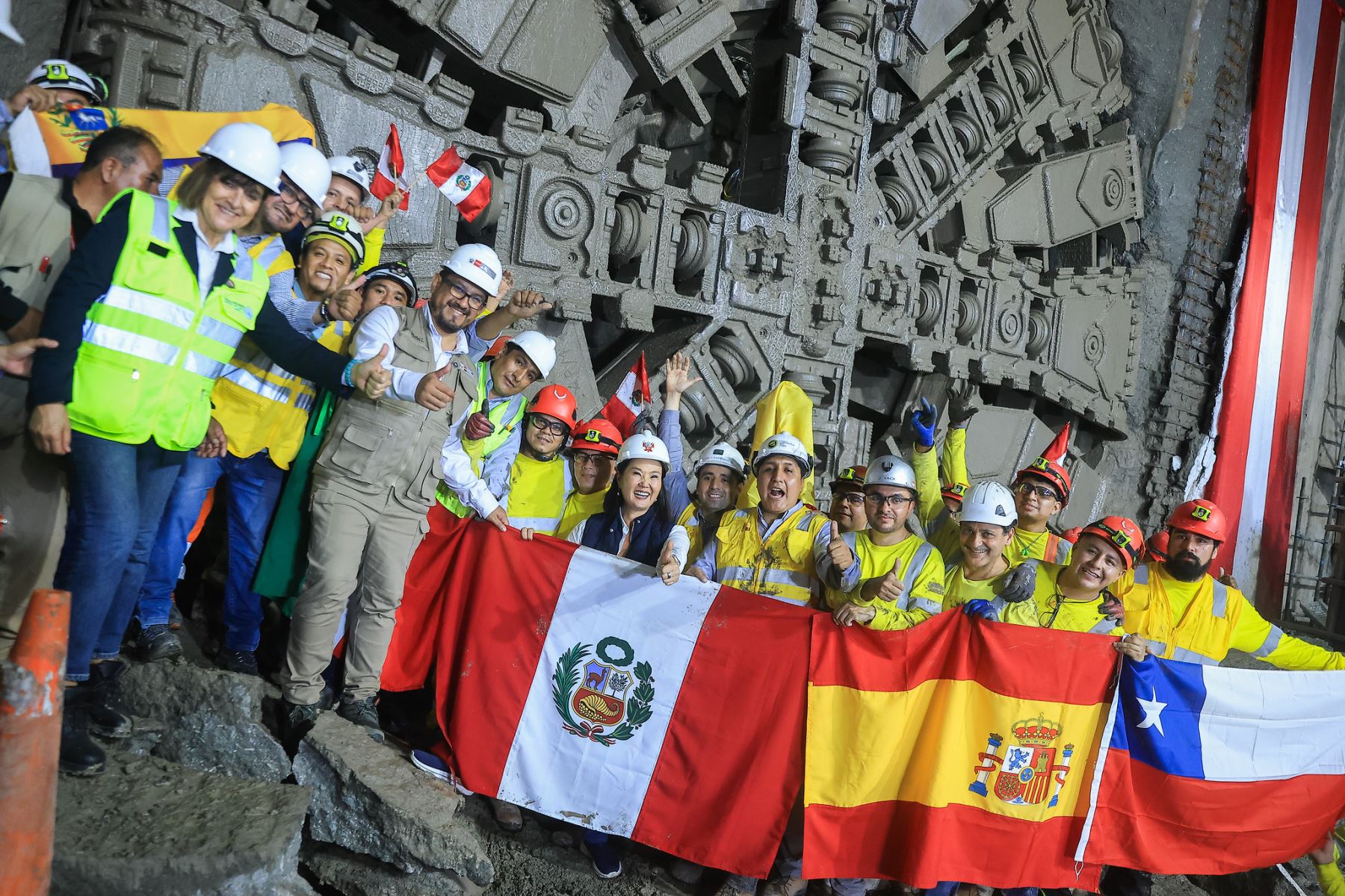 La presidenta de la República, Keiko Fujimori, supervisó la llegada de la tuneladora Micaela a la estación Carmen de la Legua, en el Callao, un hito que marca la culminación de las excavaciones de las estaciones de la Línea 2 y el ramal de la Línea 4 del Metro de Lima y Callao. La maquinaria recorrió más de siete kilómetros como parte de la construcción del primer metro subterráneo del Perú, proyecto que beneficiará a aproximadamente 2,5 millones de habitantes. Foto: ANDINA/Prensa Presidencia