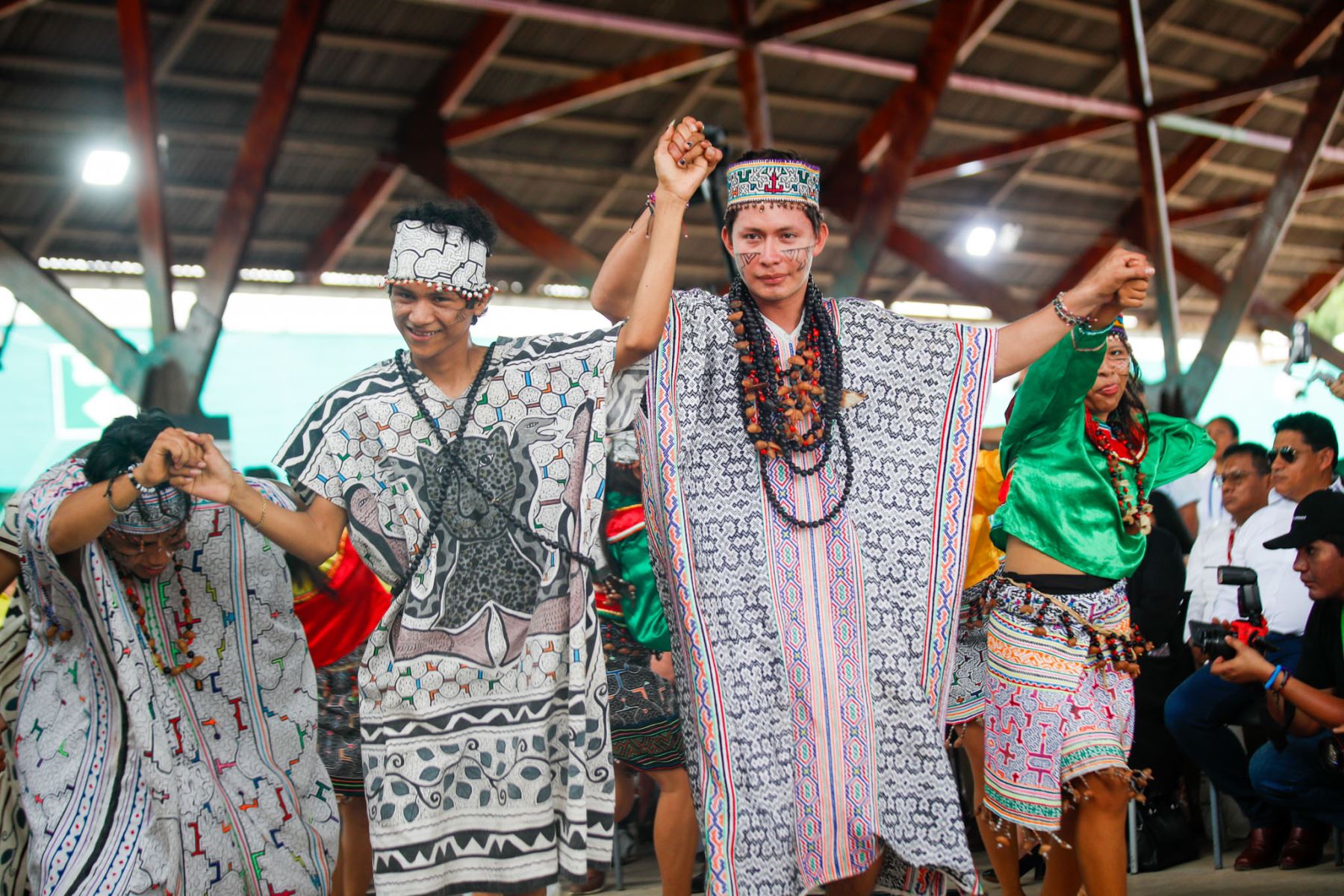 Las manifestaciones culturales de la Amazonía también forman parte de la ExpoAmazónica 2026, que reúne actividades comerciales, artesanales y turísticas. El encuentro permite mostrar la diversidad cultural de las regiones participantes y promover sus principales atractivos ante el público. Foto: ANDINA/Ricardo Cuba.