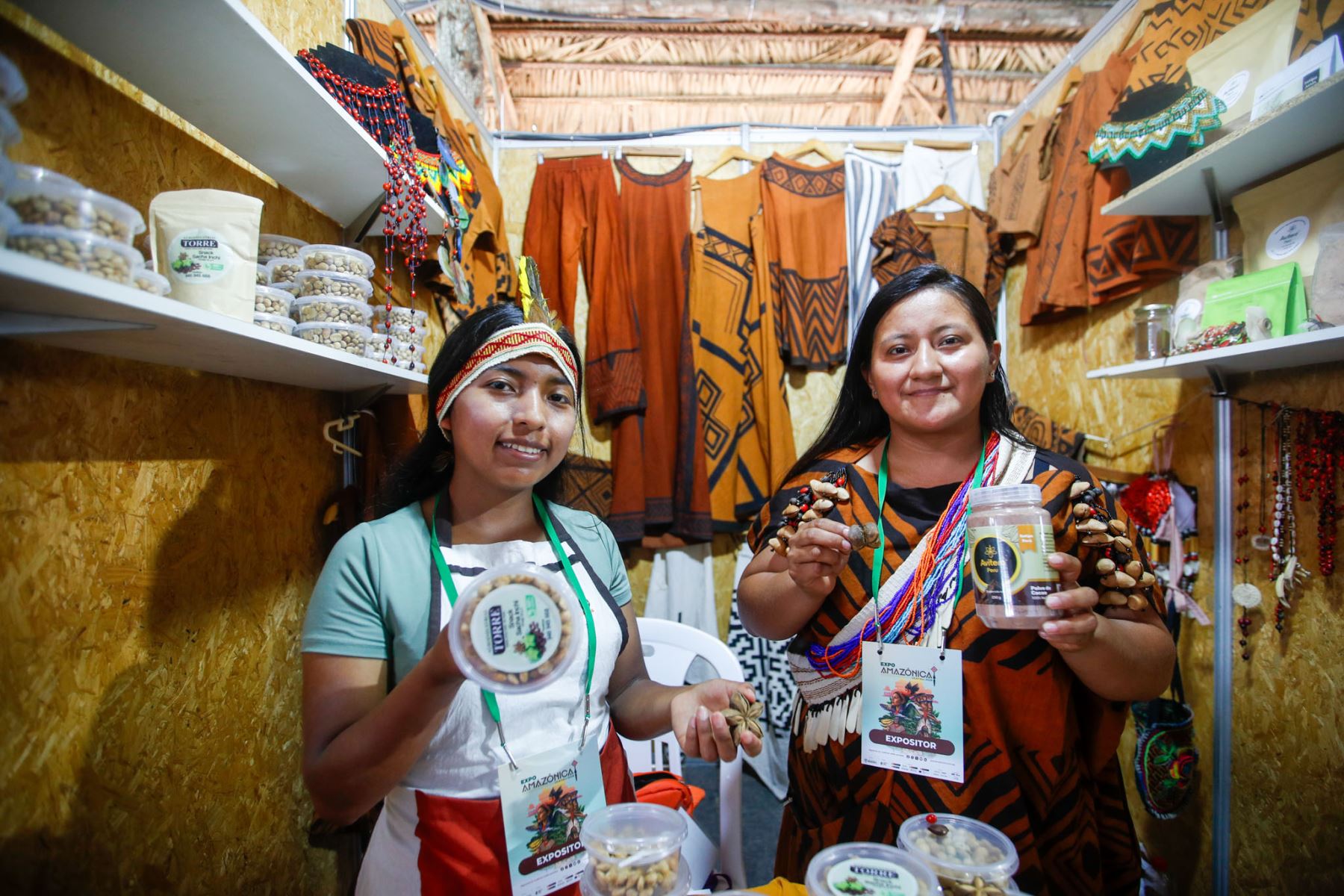 Las emprendedoras de la Amazonía peruana participan en la ExpoAmazónica 2026 con una variada oferta de productos regionales. La actividad busca impulsar la presencia de los negocios locales en nuevos mercados y generar oportunidades de crecimiento para los productores de la selva. Foto: ANDINA/Ricardo Cuba.