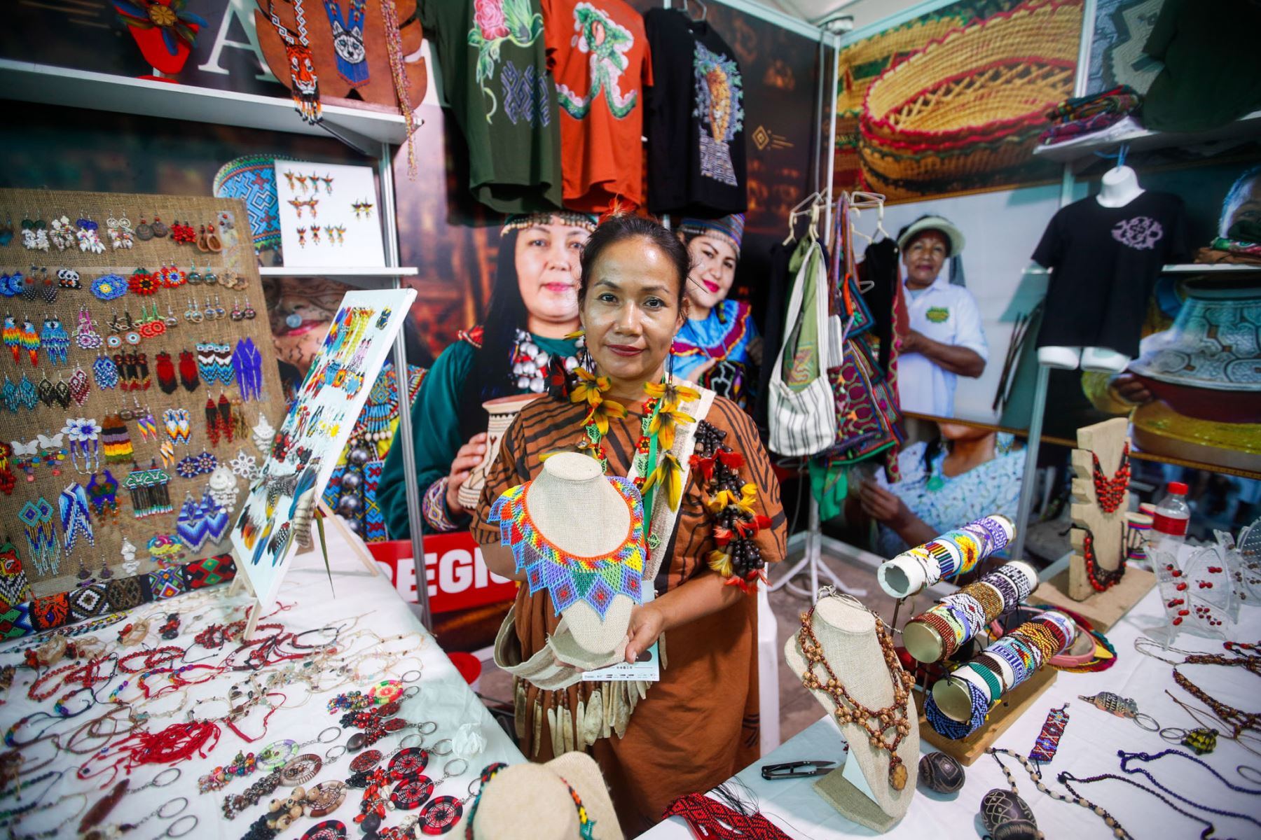 La ExpoAmazónica 2026 reúne a productores y artesanos de diversas regiones de la selva peruana, quienes exhiben sus productos y creaciones ante los visitantes. El evento busca fortalecer la comercialización de productos amazónicos y promover su acceso a nuevos mercados. Foto: ANDINA/Ricardo Cuba.